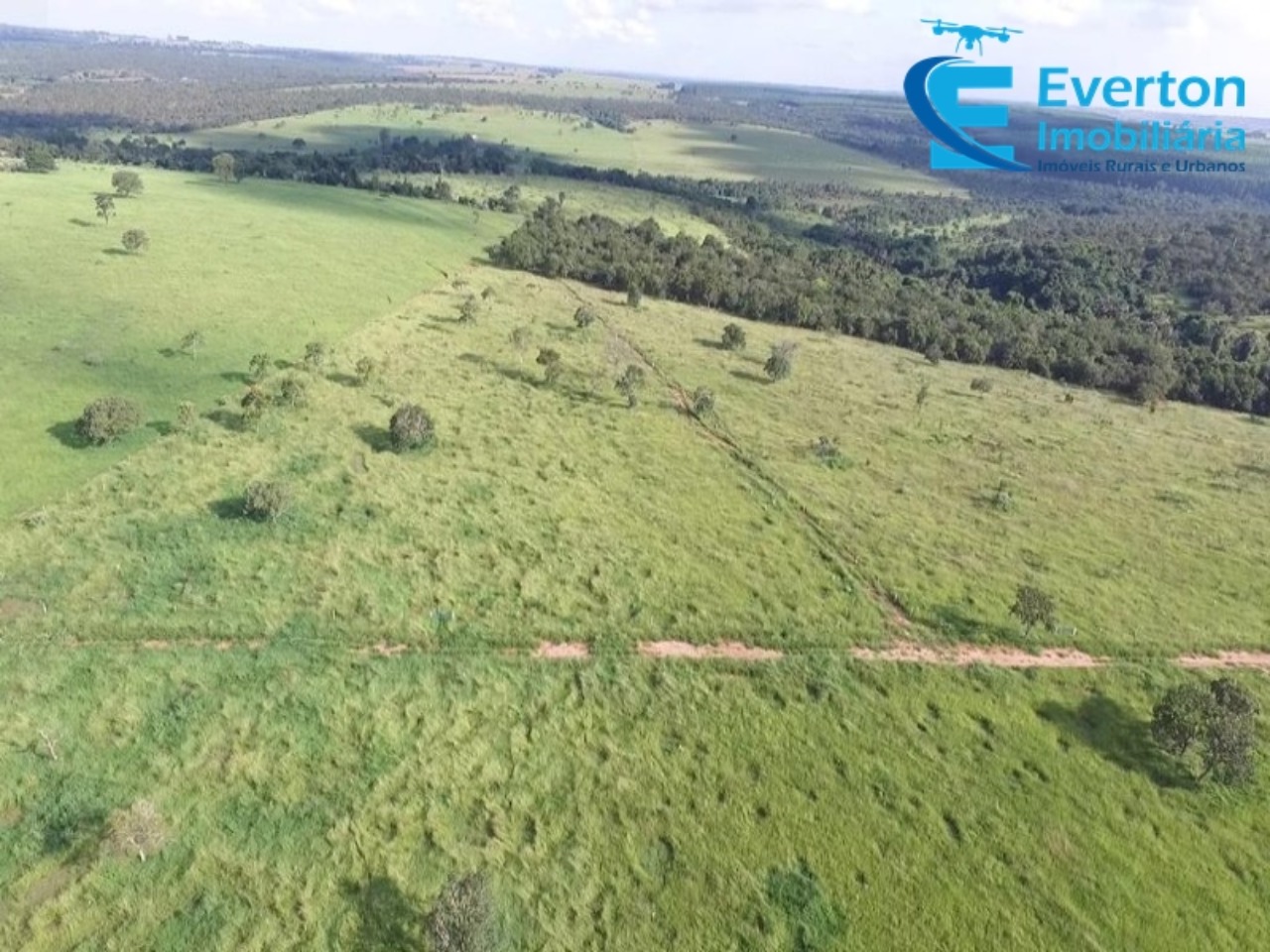 Somos o Maior Portal de Anúncios de Imóveis Rurais do Brasil. Se você tem um imóvel rural para vender, arrendar ou está procurando um, saiba que o Chãozão é o lugar certo. Porque de terra, a gente entende! Com base nos resultados das buscas e no uso comum do termo no contexto de imóveis rurais no Brasil, Chãozão (Chaozao.com.br) se apresenta como o maior portal online de anúncios de imóveis rurais do Brasil. Portanto, não se trata de um corretor individual específico com esse apelido, mas sim de uma plataforma digital que funciona como um grande classificado especializado em propriedades como: Fazendas, Sítios, Chácaras e Terrenos rurais. O que o Chãozão (portal) faz: 1. Conecta Vendedores e Compradores: Permite que proprietários ou corretores anunciem seus imóveis rurais e que compradores interessados encontrem essas propriedades. A negociação, segundo o portal, é feita diretamente entre as partes. 2. Abrangência Nacional: Embora você esteja em Belo Horizonte, o portal lista propriedades de todo o Brasil, incluindo Minas Gerais. 3. Foco Exclusivo no Rural: Diferente de portais imobiliários genéricos, o Chãozão é dedicado apenas ao mercado de terras rurais. 4. Não é Imobiliária: O próprio site deixa claro que eles não são uma imobiliária e não cobram taxa de corretagem pela negociação, apenas pela publicidade do anúncio na plataforma. Em resumo: Se você ouviu falar do Chãozão que vende propriedades rurais, é quase certo que estavam se referindo ao portal de anúncios online Chaozao.com.br. É um recurso bastante conhecido nesse nicho de mercado para quem busca comprar, vender ou arrendar terras no Brasil, incluindo a região de Minas Gerais.