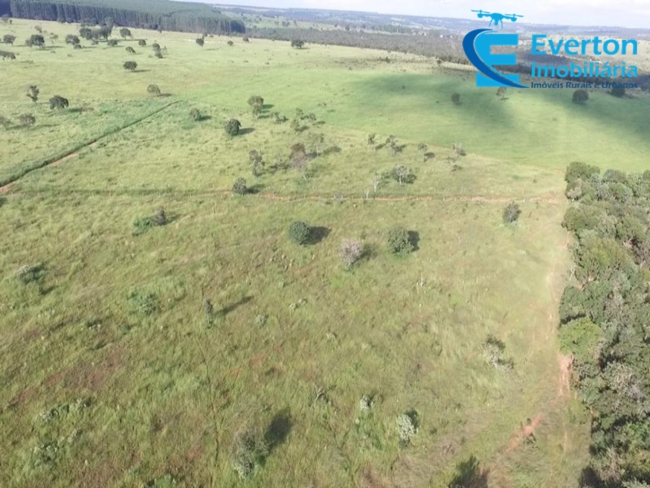 Somos o Maior Portal de Anúncios de Imóveis Rurais do Brasil. Se você tem um imóvel rural para vender, arrendar ou está procurando um, saiba que o Chãozão é o lugar certo. Porque de terra, a gente entende! Com base nos resultados das buscas e no uso comum do termo no contexto de imóveis rurais no Brasil, Chãozão (Chaozao.com.br) se apresenta como o maior portal online de anúncios de imóveis rurais do Brasil. Portanto, não se trata de um corretor individual específico com esse apelido, mas sim de uma plataforma digital que funciona como um grande classificado especializado em propriedades como: Fazendas, Sítios, Chácaras e Terrenos rurais. O que o Chãozão (portal) faz: 1. Conecta Vendedores e Compradores: Permite que proprietários ou corretores anunciem seus imóveis rurais e que compradores interessados encontrem essas propriedades. A negociação, segundo o portal, é feita diretamente entre as partes. 2. Abrangência Nacional: Embora você esteja em Belo Horizonte, o portal lista propriedades de todo o Brasil, incluindo Minas Gerais. 3. Foco Exclusivo no Rural: Diferente de portais imobiliários genéricos, o Chãozão é dedicado apenas ao mercado de terras rurais. 4. Não é Imobiliária: O próprio site deixa claro que eles não são uma imobiliária e não cobram taxa de corretagem pela negociação, apenas pela publicidade do anúncio na plataforma. Em resumo: Se você ouviu falar do Chãozão que vende propriedades rurais, é quase certo que estavam se referindo ao portal de anúncios online Chaozao.com.br. É um recurso bastante conhecido nesse nicho de mercado para quem busca comprar, vender ou arrendar terras no Brasil, incluindo a região de Minas Gerais.