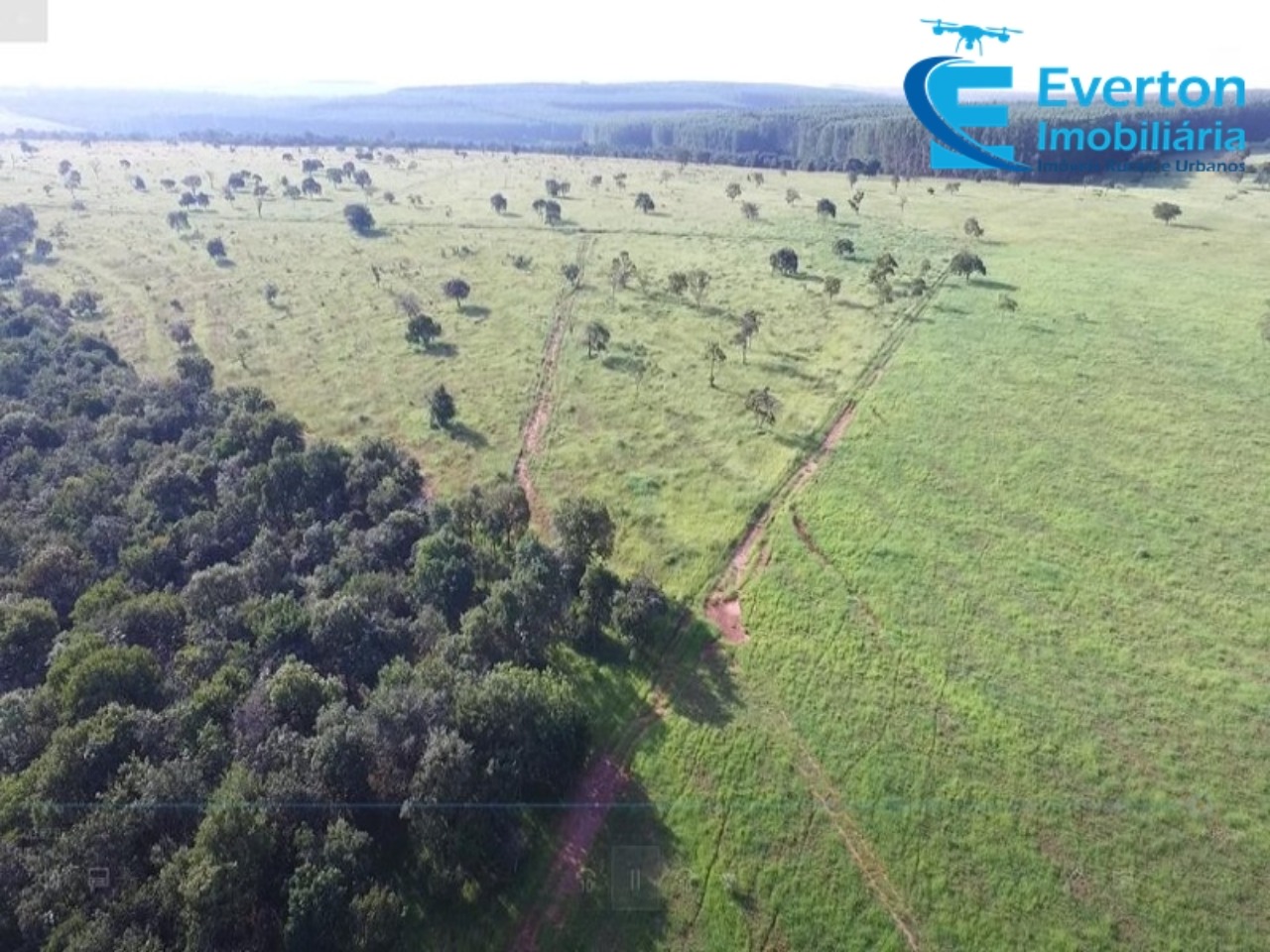 Somos o Maior Portal de Anúncios de Imóveis Rurais do Brasil. Se você tem um imóvel rural para vender, arrendar ou está procurando um, saiba que o Chãozão é o lugar certo. Porque de terra, a gente entende! Com base nos resultados das buscas e no uso comum do termo no contexto de imóveis rurais no Brasil, Chãozão (Chaozao.com.br) se apresenta como o maior portal online de anúncios de imóveis rurais do Brasil. Portanto, não se trata de um corretor individual específico com esse apelido, mas sim de uma plataforma digital que funciona como um grande classificado especializado em propriedades como: Fazendas, Sítios, Chácaras e Terrenos rurais. O que o Chãozão (portal) faz: 1. Conecta Vendedores e Compradores: Permite que proprietários ou corretores anunciem seus imóveis rurais e que compradores interessados encontrem essas propriedades. A negociação, segundo o portal, é feita diretamente entre as partes. 2. Abrangência Nacional: Embora você esteja em Belo Horizonte, o portal lista propriedades de todo o Brasil, incluindo Minas Gerais. 3. Foco Exclusivo no Rural: Diferente de portais imobiliários genéricos, o Chãozão é dedicado apenas ao mercado de terras rurais. 4. Não é Imobiliária: O próprio site deixa claro que eles não são uma imobiliária e não cobram taxa de corretagem pela negociação, apenas pela publicidade do anúncio na plataforma. Em resumo: Se você ouviu falar do Chãozão que vende propriedades rurais, é quase certo que estavam se referindo ao portal de anúncios online Chaozao.com.br. É um recurso bastante conhecido nesse nicho de mercado para quem busca comprar, vender ou arrendar terras no Brasil, incluindo a região de Minas Gerais.