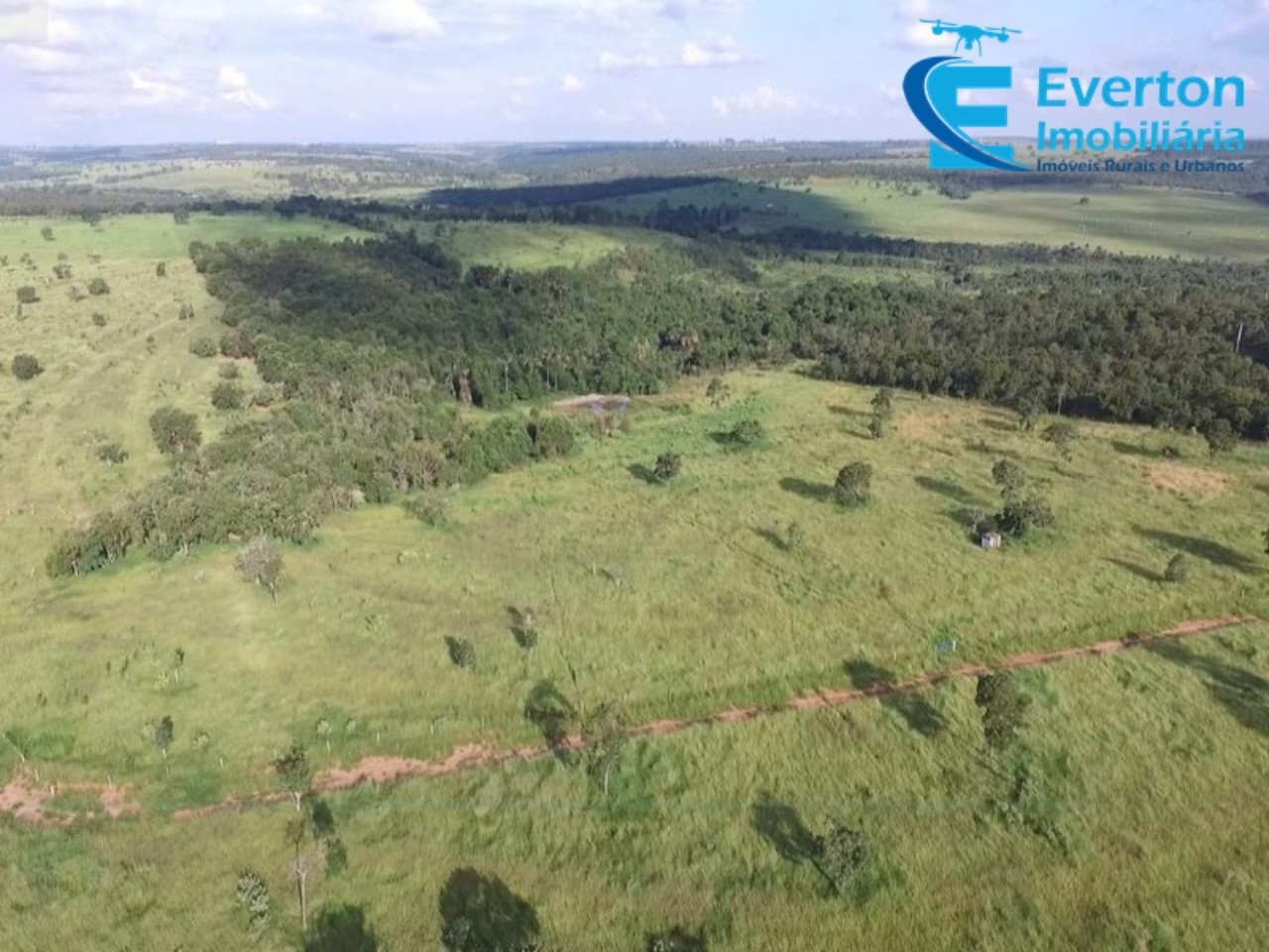 Somos o Maior Portal de Anúncios de Imóveis Rurais do Brasil. Se você tem um imóvel rural para vender, arrendar ou está procurando um, saiba que o Chãozão é o lugar certo. Porque de terra, a gente entende! Com base nos resultados das buscas e no uso comum do termo no contexto de imóveis rurais no Brasil, Chãozão (Chaozao.com.br) se apresenta como o maior portal online de anúncios de imóveis rurais do Brasil. Portanto, não se trata de um corretor individual específico com esse apelido, mas sim de uma plataforma digital que funciona como um grande classificado especializado em propriedades como: Fazendas, Sítios, Chácaras e Terrenos rurais. O que o Chãozão (portal) faz: 1. Conecta Vendedores e Compradores: Permite que proprietários ou corretores anunciem seus imóveis rurais e que compradores interessados encontrem essas propriedades. A negociação, segundo o portal, é feita diretamente entre as partes. 2. Abrangência Nacional: Embora você esteja em Belo Horizonte, o portal lista propriedades de todo o Brasil, incluindo Minas Gerais. 3. Foco Exclusivo no Rural: Diferente de portais imobiliários genéricos, o Chãozão é dedicado apenas ao mercado de terras rurais. 4. Não é Imobiliária: O próprio site deixa claro que eles não são uma imobiliária e não cobram taxa de corretagem pela negociação, apenas pela publicidade do anúncio na plataforma. Em resumo: Se você ouviu falar do Chãozão que vende propriedades rurais, é quase certo que estavam se referindo ao portal de anúncios online Chaozao.com.br. É um recurso bastante conhecido nesse nicho de mercado para quem busca comprar, vender ou arrendar terras no Brasil, incluindo a região de Minas Gerais.
