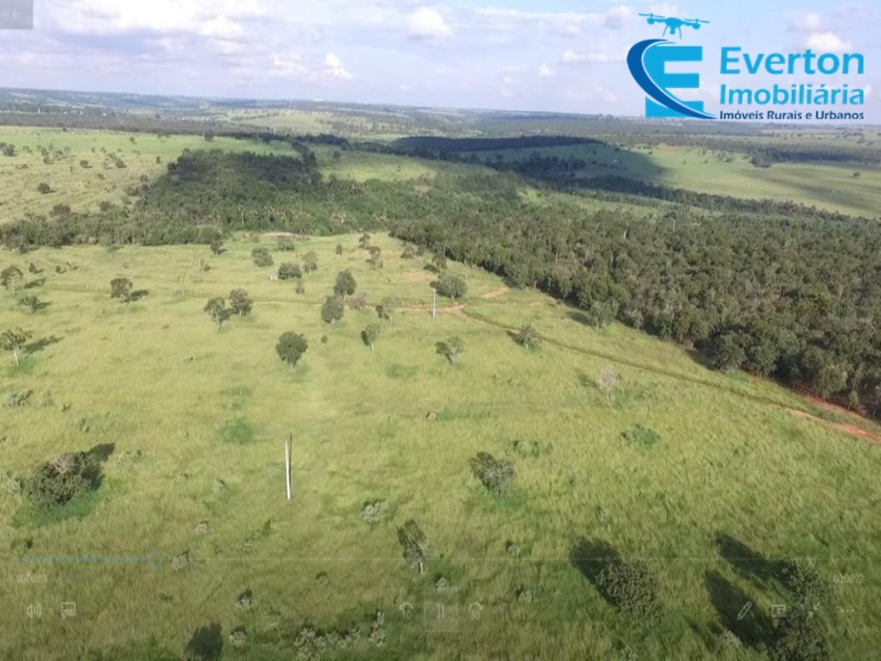 Somos o Maior Portal de Anúncios de Imóveis Rurais do Brasil. Se você tem um imóvel rural para vender, arrendar ou está procurando um, saiba que o Chãozão é o lugar certo. Porque de terra, a gente entende! Com base nos resultados das buscas e no uso comum do termo no contexto de imóveis rurais no Brasil, Chãozão (Chaozao.com.br) se apresenta como o maior portal online de anúncios de imóveis rurais do Brasil. Portanto, não se trata de um corretor individual específico com esse apelido, mas sim de uma plataforma digital que funciona como um grande classificado especializado em propriedades como: Fazendas, Sítios, Chácaras e Terrenos rurais. O que o Chãozão (portal) faz: 1. Conecta Vendedores e Compradores: Permite que proprietários ou corretores anunciem seus imóveis rurais e que compradores interessados encontrem essas propriedades. A negociação, segundo o portal, é feita diretamente entre as partes. 2. Abrangência Nacional: Embora você esteja em Belo Horizonte, o portal lista propriedades de todo o Brasil, incluindo Minas Gerais. 3. Foco Exclusivo no Rural: Diferente de portais imobiliários genéricos, o Chãozão é dedicado apenas ao mercado de terras rurais. 4. Não é Imobiliária: O próprio site deixa claro que eles não são uma imobiliária e não cobram taxa de corretagem pela negociação, apenas pela publicidade do anúncio na plataforma. Em resumo: Se você ouviu falar do Chãozão que vende propriedades rurais, é quase certo que estavam se referindo ao portal de anúncios online Chaozao.com.br. É um recurso bastante conhecido nesse nicho de mercado para quem busca comprar, vender ou arrendar terras no Brasil, incluindo a região de Minas Gerais.