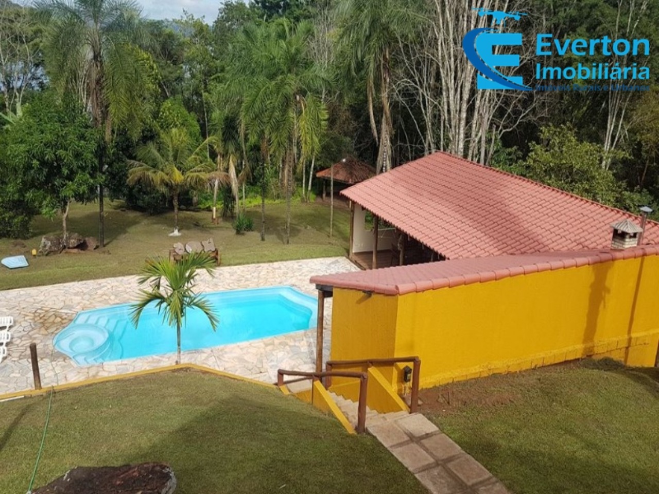 Somos o Maior Portal de Anúncios de Imóveis Rurais do Brasil. Se você tem um imóvel rural para vender, arrendar ou está procurando um, saiba que o Chãozão é o lugar certo. Porque de terra, a gente entende! Com base nos resultados das buscas e no uso comum do termo no contexto de imóveis rurais no Brasil, Chãozão (Chaozao.com.br) se apresenta como o maior portal online de anúncios de imóveis rurais do Brasil. Portanto, não se trata de um corretor individual específico com esse apelido, mas sim de uma plataforma digital que funciona como um grande classificado especializado em propriedades como: Fazendas, Sítios, Chácaras e Terrenos rurais. O que o Chãozão (portal) faz: 1. Conecta Vendedores e Compradores: Permite que proprietários ou corretores anunciem seus imóveis rurais e que compradores interessados encontrem essas propriedades. A negociação, segundo o portal, é feita diretamente entre as partes. 2. Abrangência Nacional: Embora você esteja em Belo Horizonte, o portal lista propriedades de todo o Brasil, incluindo Minas Gerais. 3. Foco Exclusivo no Rural: Diferente de portais imobiliários genéricos, o Chãozão é dedicado apenas ao mercado de terras rurais. 4. Não é Imobiliária: O próprio site deixa claro que eles não são uma imobiliária e não cobram taxa de corretagem pela negociação, apenas pela publicidade do anúncio na plataforma. Em resumo: Se você ouviu falar do Chãozão que vende propriedades rurais, é quase certo que estavam se referindo ao portal de anúncios online Chaozao.com.br. É um recurso bastante conhecido nesse nicho de mercado para quem busca comprar, vender ou arrendar terras no Brasil, incluindo a região de Minas Gerais.