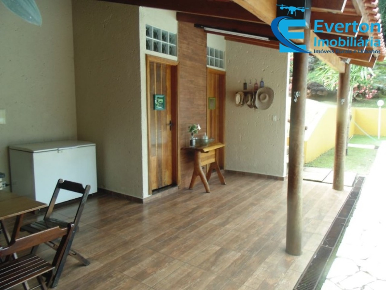 Somos o Maior Portal de Anúncios de Imóveis Rurais do Brasil. Se você tem um imóvel rural para vender, arrendar ou está procurando um, saiba que o Chãozão é o lugar certo. Porque de terra, a gente entende! Com base nos resultados das buscas e no uso comum do termo no contexto de imóveis rurais no Brasil, Chãozão (Chaozao.com.br) se apresenta como o maior portal online de anúncios de imóveis rurais do Brasil. Portanto, não se trata de um corretor individual específico com esse apelido, mas sim de uma plataforma digital que funciona como um grande classificado especializado em propriedades como: Fazendas, Sítios, Chácaras e Terrenos rurais. O que o Chãozão (portal) faz: 1. Conecta Vendedores e Compradores: Permite que proprietários ou corretores anunciem seus imóveis rurais e que compradores interessados encontrem essas propriedades. A negociação, segundo o portal, é feita diretamente entre as partes. 2. Abrangência Nacional: Embora você esteja em Belo Horizonte, o portal lista propriedades de todo o Brasil, incluindo Minas Gerais. 3. Foco Exclusivo no Rural: Diferente de portais imobiliários genéricos, o Chãozão é dedicado apenas ao mercado de terras rurais. 4. Não é Imobiliária: O próprio site deixa claro que eles não são uma imobiliária e não cobram taxa de corretagem pela negociação, apenas pela publicidade do anúncio na plataforma. Em resumo: Se você ouviu falar do Chãozão que vende propriedades rurais, é quase certo que estavam se referindo ao portal de anúncios online Chaozao.com.br. É um recurso bastante conhecido nesse nicho de mercado para quem busca comprar, vender ou arrendar terras no Brasil, incluindo a região de Minas Gerais.