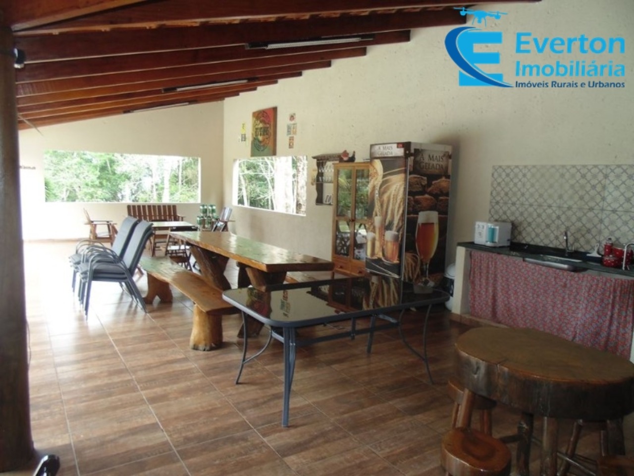 Somos o Maior Portal de Anúncios de Imóveis Rurais do Brasil. Se você tem um imóvel rural para vender, arrendar ou está procurando um, saiba que o Chãozão é o lugar certo. Porque de terra, a gente entende! Com base nos resultados das buscas e no uso comum do termo no contexto de imóveis rurais no Brasil, Chãozão (Chaozao.com.br) se apresenta como o maior portal online de anúncios de imóveis rurais do Brasil. Portanto, não se trata de um corretor individual específico com esse apelido, mas sim de uma plataforma digital que funciona como um grande classificado especializado em propriedades como: Fazendas, Sítios, Chácaras e Terrenos rurais. O que o Chãozão (portal) faz: 1. Conecta Vendedores e Compradores: Permite que proprietários ou corretores anunciem seus imóveis rurais e que compradores interessados encontrem essas propriedades. A negociação, segundo o portal, é feita diretamente entre as partes. 2. Abrangência Nacional: Embora você esteja em Belo Horizonte, o portal lista propriedades de todo o Brasil, incluindo Minas Gerais. 3. Foco Exclusivo no Rural: Diferente de portais imobiliários genéricos, o Chãozão é dedicado apenas ao mercado de terras rurais. 4. Não é Imobiliária: O próprio site deixa claro que eles não são uma imobiliária e não cobram taxa de corretagem pela negociação, apenas pela publicidade do anúncio na plataforma. Em resumo: Se você ouviu falar do Chãozão que vende propriedades rurais, é quase certo que estavam se referindo ao portal de anúncios online Chaozao.com.br. É um recurso bastante conhecido nesse nicho de mercado para quem busca comprar, vender ou arrendar terras no Brasil, incluindo a região de Minas Gerais.