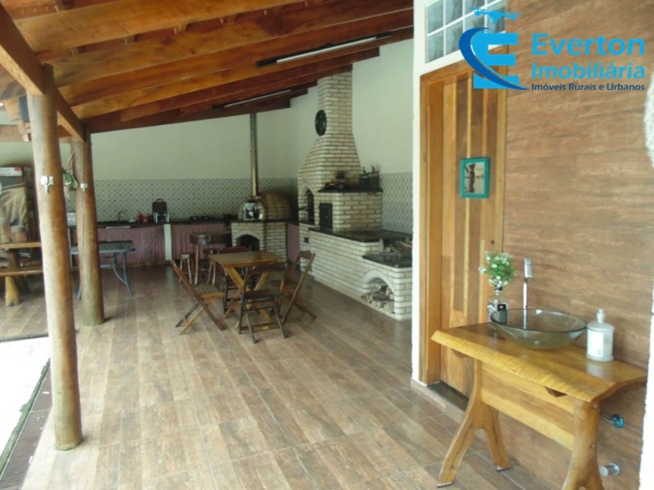 Somos o Maior Portal de Anúncios de Imóveis Rurais do Brasil. Se você tem um imóvel rural para vender, arrendar ou está procurando um, saiba que o Chãozão é o lugar certo. Porque de terra, a gente entende! Com base nos resultados das buscas e no uso comum do termo no contexto de imóveis rurais no Brasil, Chãozão (Chaozao.com.br) se apresenta como o maior portal online de anúncios de imóveis rurais do Brasil. Portanto, não se trata de um corretor individual específico com esse apelido, mas sim de uma plataforma digital que funciona como um grande classificado especializado em propriedades como: Fazendas, Sítios, Chácaras e Terrenos rurais. O que o Chãozão (portal) faz: 1. Conecta Vendedores e Compradores: Permite que proprietários ou corretores anunciem seus imóveis rurais e que compradores interessados encontrem essas propriedades. A negociação, segundo o portal, é feita diretamente entre as partes. 2. Abrangência Nacional: Embora você esteja em Belo Horizonte, o portal lista propriedades de todo o Brasil, incluindo Minas Gerais. 3. Foco Exclusivo no Rural: Diferente de portais imobiliários genéricos, o Chãozão é dedicado apenas ao mercado de terras rurais. 4. Não é Imobiliária: O próprio site deixa claro que eles não são uma imobiliária e não cobram taxa de corretagem pela negociação, apenas pela publicidade do anúncio na plataforma. Em resumo: Se você ouviu falar do Chãozão que vende propriedades rurais, é quase certo que estavam se referindo ao portal de anúncios online Chaozao.com.br. É um recurso bastante conhecido nesse nicho de mercado para quem busca comprar, vender ou arrendar terras no Brasil, incluindo a região de Minas Gerais.