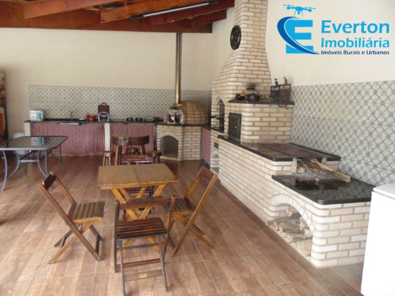 Somos o Maior Portal de Anúncios de Imóveis Rurais do Brasil. Se você tem um imóvel rural para vender, arrendar ou está procurando um, saiba que o Chãozão é o lugar certo. Porque de terra, a gente entende! Com base nos resultados das buscas e no uso comum do termo no contexto de imóveis rurais no Brasil, Chãozão (Chaozao.com.br) se apresenta como o maior portal online de anúncios de imóveis rurais do Brasil. Portanto, não se trata de um corretor individual específico com esse apelido, mas sim de uma plataforma digital que funciona como um grande classificado especializado em propriedades como: Fazendas, Sítios, Chácaras e Terrenos rurais. O que o Chãozão (portal) faz: 1. Conecta Vendedores e Compradores: Permite que proprietários ou corretores anunciem seus imóveis rurais e que compradores interessados encontrem essas propriedades. A negociação, segundo o portal, é feita diretamente entre as partes. 2. Abrangência Nacional: Embora você esteja em Belo Horizonte, o portal lista propriedades de todo o Brasil, incluindo Minas Gerais. 3. Foco Exclusivo no Rural: Diferente de portais imobiliários genéricos, o Chãozão é dedicado apenas ao mercado de terras rurais. 4. Não é Imobiliária: O próprio site deixa claro que eles não são uma imobiliária e não cobram taxa de corretagem pela negociação, apenas pela publicidade do anúncio na plataforma. Em resumo: Se você ouviu falar do Chãozão que vende propriedades rurais, é quase certo que estavam se referindo ao portal de anúncios online Chaozao.com.br. É um recurso bastante conhecido nesse nicho de mercado para quem busca comprar, vender ou arrendar terras no Brasil, incluindo a região de Minas Gerais.