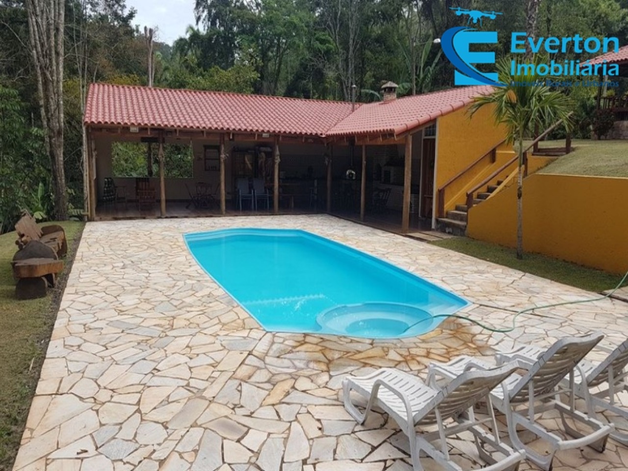 Somos o Maior Portal de Anúncios de Imóveis Rurais do Brasil. Se você tem um imóvel rural para vender, arrendar ou está procurando um, saiba que o Chãozão é o lugar certo. Porque de terra, a gente entende! Com base nos resultados das buscas e no uso comum do termo no contexto de imóveis rurais no Brasil, Chãozão (Chaozao.com.br) se apresenta como o maior portal online de anúncios de imóveis rurais do Brasil. Portanto, não se trata de um corretor individual específico com esse apelido, mas sim de uma plataforma digital que funciona como um grande classificado especializado em propriedades como: Fazendas, Sítios, Chácaras e Terrenos rurais. O que o Chãozão (portal) faz: 1. Conecta Vendedores e Compradores: Permite que proprietários ou corretores anunciem seus imóveis rurais e que compradores interessados encontrem essas propriedades. A negociação, segundo o portal, é feita diretamente entre as partes. 2. Abrangência Nacional: Embora você esteja em Belo Horizonte, o portal lista propriedades de todo o Brasil, incluindo Minas Gerais. 3. Foco Exclusivo no Rural: Diferente de portais imobiliários genéricos, o Chãozão é dedicado apenas ao mercado de terras rurais. 4. Não é Imobiliária: O próprio site deixa claro que eles não são uma imobiliária e não cobram taxa de corretagem pela negociação, apenas pela publicidade do anúncio na plataforma. Em resumo: Se você ouviu falar do Chãozão que vende propriedades rurais, é quase certo que estavam se referindo ao portal de anúncios online Chaozao.com.br. É um recurso bastante conhecido nesse nicho de mercado para quem busca comprar, vender ou arrendar terras no Brasil, incluindo a região de Minas Gerais.