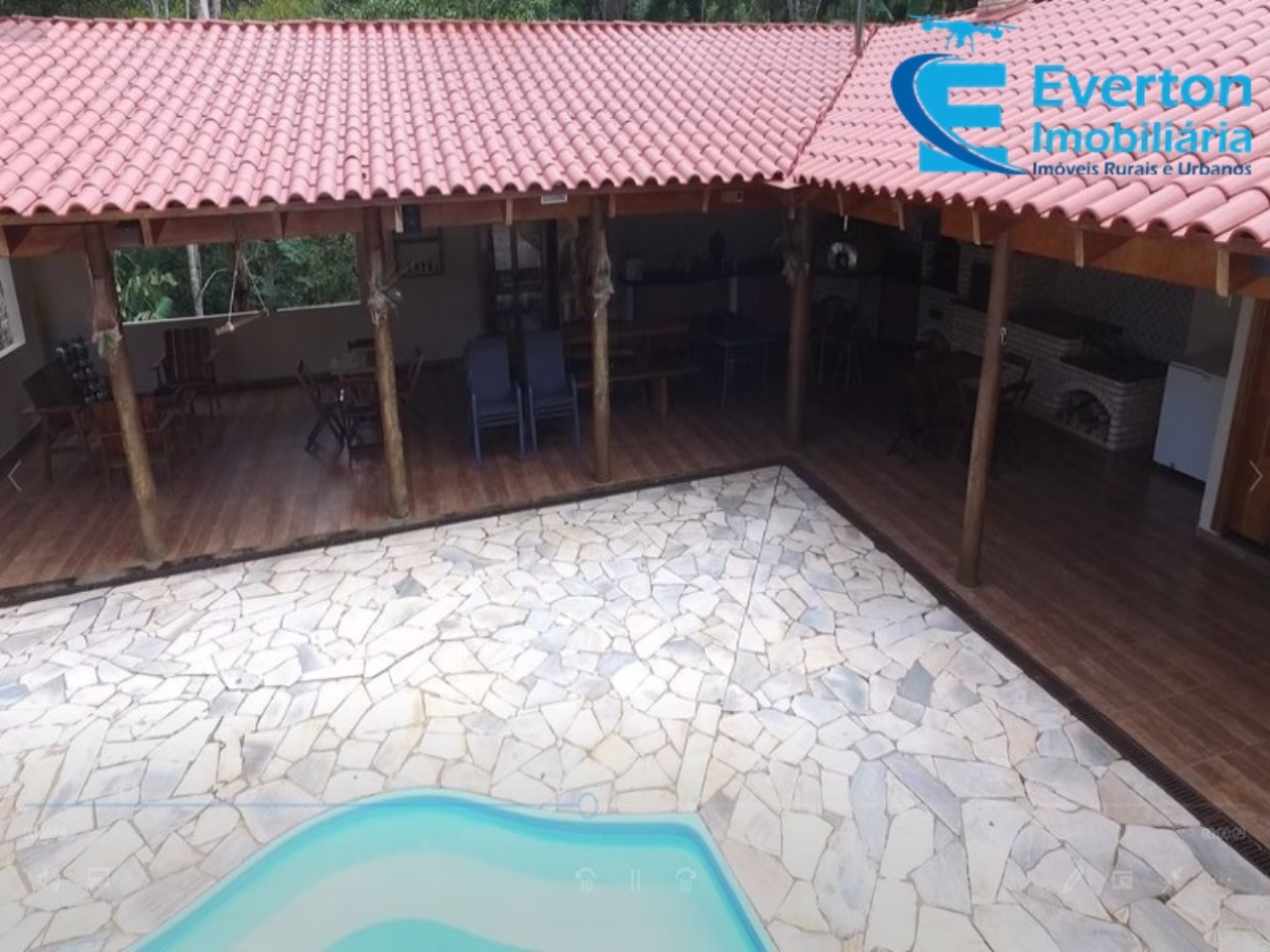 Somos o Maior Portal de Anúncios de Imóveis Rurais do Brasil. Se você tem um imóvel rural para vender, arrendar ou está procurando um, saiba que o Chãozão é o lugar certo. Porque de terra, a gente entende! Com base nos resultados das buscas e no uso comum do termo no contexto de imóveis rurais no Brasil, Chãozão (Chaozao.com.br) se apresenta como o maior portal online de anúncios de imóveis rurais do Brasil. Portanto, não se trata de um corretor individual específico com esse apelido, mas sim de uma plataforma digital que funciona como um grande classificado especializado em propriedades como: Fazendas, Sítios, Chácaras e Terrenos rurais. O que o Chãozão (portal) faz: 1. Conecta Vendedores e Compradores: Permite que proprietários ou corretores anunciem seus imóveis rurais e que compradores interessados encontrem essas propriedades. A negociação, segundo o portal, é feita diretamente entre as partes. 2. Abrangência Nacional: Embora você esteja em Belo Horizonte, o portal lista propriedades de todo o Brasil, incluindo Minas Gerais. 3. Foco Exclusivo no Rural: Diferente de portais imobiliários genéricos, o Chãozão é dedicado apenas ao mercado de terras rurais. 4. Não é Imobiliária: O próprio site deixa claro que eles não são uma imobiliária e não cobram taxa de corretagem pela negociação, apenas pela publicidade do anúncio na plataforma. Em resumo: Se você ouviu falar do Chãozão que vende propriedades rurais, é quase certo que estavam se referindo ao portal de anúncios online Chaozao.com.br. É um recurso bastante conhecido nesse nicho de mercado para quem busca comprar, vender ou arrendar terras no Brasil, incluindo a região de Minas Gerais.