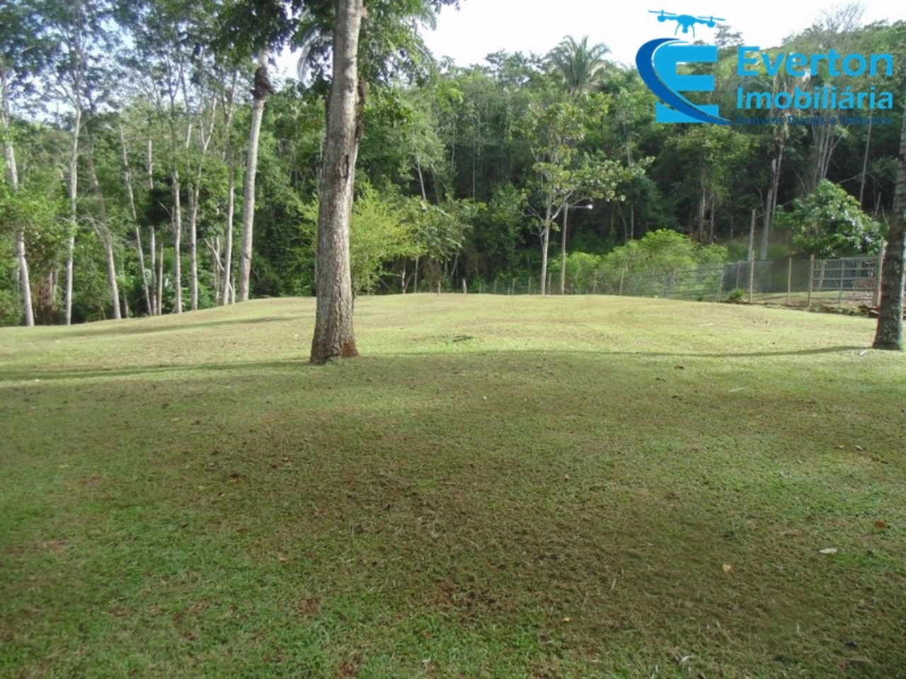 Somos o Maior Portal de Anúncios de Imóveis Rurais do Brasil. Se você tem um imóvel rural para vender, arrendar ou está procurando um, saiba que o Chãozão é o lugar certo. Porque de terra, a gente entende! Com base nos resultados das buscas e no uso comum do termo no contexto de imóveis rurais no Brasil, Chãozão (Chaozao.com.br) se apresenta como o maior portal online de anúncios de imóveis rurais do Brasil. Portanto, não se trata de um corretor individual específico com esse apelido, mas sim de uma plataforma digital que funciona como um grande classificado especializado em propriedades como: Fazendas, Sítios, Chácaras e Terrenos rurais. O que o Chãozão (portal) faz: 1. Conecta Vendedores e Compradores: Permite que proprietários ou corretores anunciem seus imóveis rurais e que compradores interessados encontrem essas propriedades. A negociação, segundo o portal, é feita diretamente entre as partes. 2. Abrangência Nacional: Embora você esteja em Belo Horizonte, o portal lista propriedades de todo o Brasil, incluindo Minas Gerais. 3. Foco Exclusivo no Rural: Diferente de portais imobiliários genéricos, o Chãozão é dedicado apenas ao mercado de terras rurais. 4. Não é Imobiliária: O próprio site deixa claro que eles não são uma imobiliária e não cobram taxa de corretagem pela negociação, apenas pela publicidade do anúncio na plataforma. Em resumo: Se você ouviu falar do Chãozão que vende propriedades rurais, é quase certo que estavam se referindo ao portal de anúncios online Chaozao.com.br. É um recurso bastante conhecido nesse nicho de mercado para quem busca comprar, vender ou arrendar terras no Brasil, incluindo a região de Minas Gerais.
