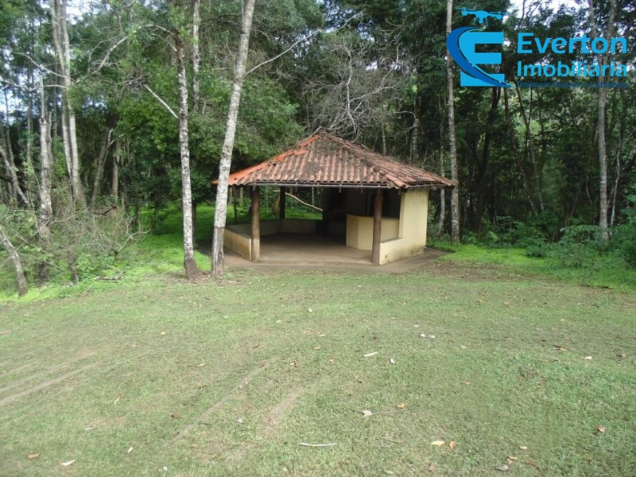 Somos o Maior Portal de Anúncios de Imóveis Rurais do Brasil. Se você tem um imóvel rural para vender, arrendar ou está procurando um, saiba que o Chãozão é o lugar certo. Porque de terra, a gente entende! Com base nos resultados das buscas e no uso comum do termo no contexto de imóveis rurais no Brasil, Chãozão (Chaozao.com.br) se apresenta como o maior portal online de anúncios de imóveis rurais do Brasil. Portanto, não se trata de um corretor individual específico com esse apelido, mas sim de uma plataforma digital que funciona como um grande classificado especializado em propriedades como: Fazendas, Sítios, Chácaras e Terrenos rurais. O que o Chãozão (portal) faz: 1. Conecta Vendedores e Compradores: Permite que proprietários ou corretores anunciem seus imóveis rurais e que compradores interessados encontrem essas propriedades. A negociação, segundo o portal, é feita diretamente entre as partes. 2. Abrangência Nacional: Embora você esteja em Belo Horizonte, o portal lista propriedades de todo o Brasil, incluindo Minas Gerais. 3. Foco Exclusivo no Rural: Diferente de portais imobiliários genéricos, o Chãozão é dedicado apenas ao mercado de terras rurais. 4. Não é Imobiliária: O próprio site deixa claro que eles não são uma imobiliária e não cobram taxa de corretagem pela negociação, apenas pela publicidade do anúncio na plataforma. Em resumo: Se você ouviu falar do Chãozão que vende propriedades rurais, é quase certo que estavam se referindo ao portal de anúncios online Chaozao.com.br. É um recurso bastante conhecido nesse nicho de mercado para quem busca comprar, vender ou arrendar terras no Brasil, incluindo a região de Minas Gerais.