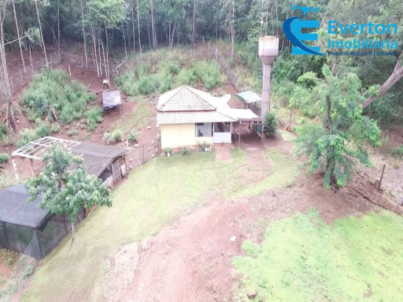 Somos o Maior Portal de Anúncios de Imóveis Rurais do Brasil. Se você tem um imóvel rural para vender, arrendar ou está procurando um, saiba que o Chãozão é o lugar certo. Porque de terra, a gente entende! Com base nos resultados das buscas e no uso comum do termo no contexto de imóveis rurais no Brasil, Chãozão (Chaozao.com.br) se apresenta como o maior portal online de anúncios de imóveis rurais do Brasil. Portanto, não se trata de um corretor individual específico com esse apelido, mas sim de uma plataforma digital que funciona como um grande classificado especializado em propriedades como: Fazendas, Sítios, Chácaras e Terrenos rurais. O que o Chãozão (portal) faz: 1. Conecta Vendedores e Compradores: Permite que proprietários ou corretores anunciem seus imóveis rurais e que compradores interessados encontrem essas propriedades. A negociação, segundo o portal, é feita diretamente entre as partes. 2. Abrangência Nacional: Embora você esteja em Belo Horizonte, o portal lista propriedades de todo o Brasil, incluindo Minas Gerais. 3. Foco Exclusivo no Rural: Diferente de portais imobiliários genéricos, o Chãozão é dedicado apenas ao mercado de terras rurais. 4. Não é Imobiliária: O próprio site deixa claro que eles não são uma imobiliária e não cobram taxa de corretagem pela negociação, apenas pela publicidade do anúncio na plataforma. Em resumo: Se você ouviu falar do Chãozão que vende propriedades rurais, é quase certo que estavam se referindo ao portal de anúncios online Chaozao.com.br. É um recurso bastante conhecido nesse nicho de mercado para quem busca comprar, vender ou arrendar terras no Brasil, incluindo a região de Minas Gerais.
