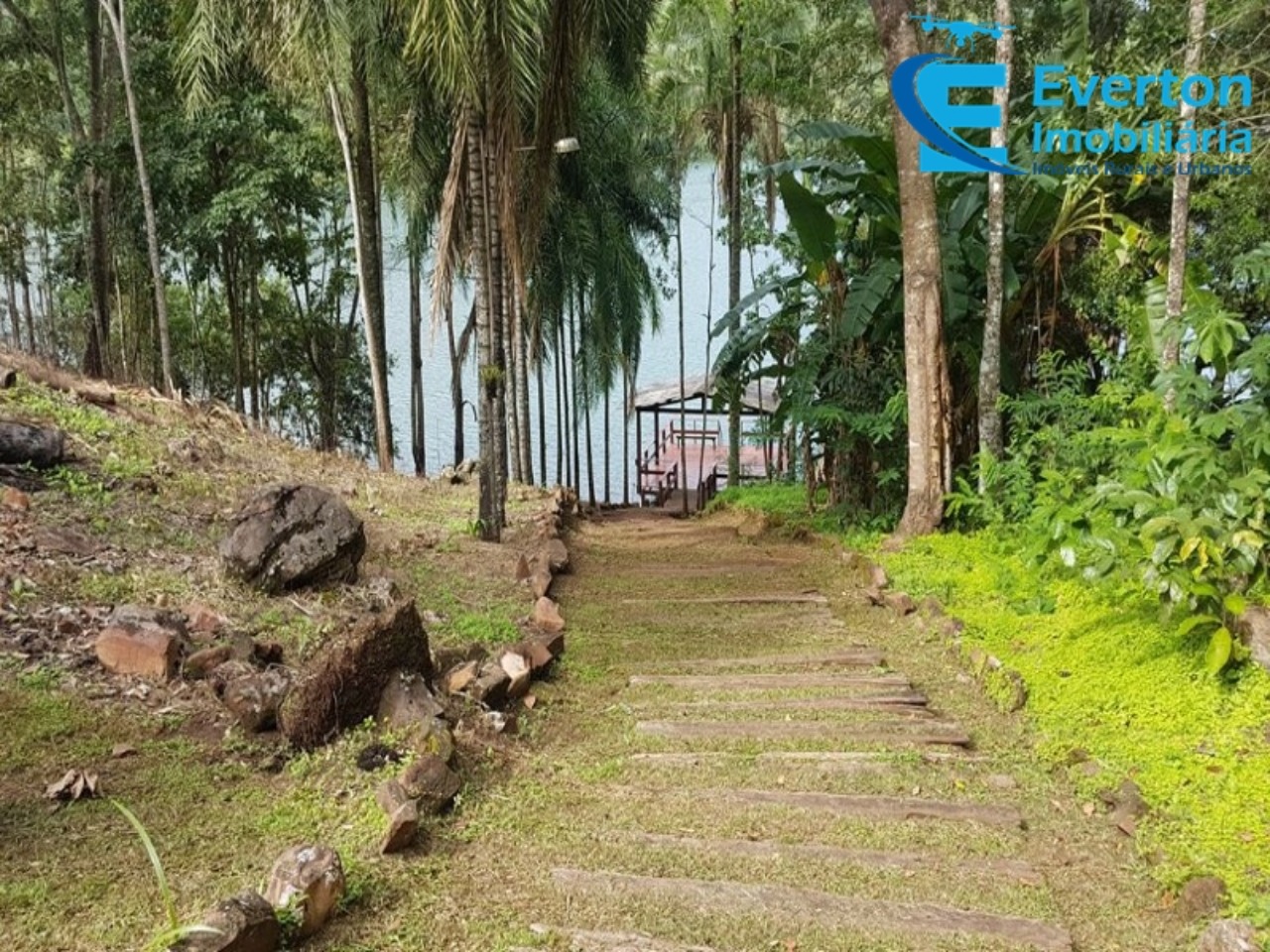 Somos o Maior Portal de Anúncios de Imóveis Rurais do Brasil. Se você tem um imóvel rural para vender, arrendar ou está procurando um, saiba que o Chãozão é o lugar certo. Porque de terra, a gente entende! Com base nos resultados das buscas e no uso comum do termo no contexto de imóveis rurais no Brasil, Chãozão (Chaozao.com.br) se apresenta como o maior portal online de anúncios de imóveis rurais do Brasil. Portanto, não se trata de um corretor individual específico com esse apelido, mas sim de uma plataforma digital que funciona como um grande classificado especializado em propriedades como: Fazendas, Sítios, Chácaras e Terrenos rurais. O que o Chãozão (portal) faz: 1. Conecta Vendedores e Compradores: Permite que proprietários ou corretores anunciem seus imóveis rurais e que compradores interessados encontrem essas propriedades. A negociação, segundo o portal, é feita diretamente entre as partes. 2. Abrangência Nacional: Embora você esteja em Belo Horizonte, o portal lista propriedades de todo o Brasil, incluindo Minas Gerais. 3. Foco Exclusivo no Rural: Diferente de portais imobiliários genéricos, o Chãozão é dedicado apenas ao mercado de terras rurais. 4. Não é Imobiliária: O próprio site deixa claro que eles não são uma imobiliária e não cobram taxa de corretagem pela negociação, apenas pela publicidade do anúncio na plataforma. Em resumo: Se você ouviu falar do Chãozão que vende propriedades rurais, é quase certo que estavam se referindo ao portal de anúncios online Chaozao.com.br. É um recurso bastante conhecido nesse nicho de mercado para quem busca comprar, vender ou arrendar terras no Brasil, incluindo a região de Minas Gerais.