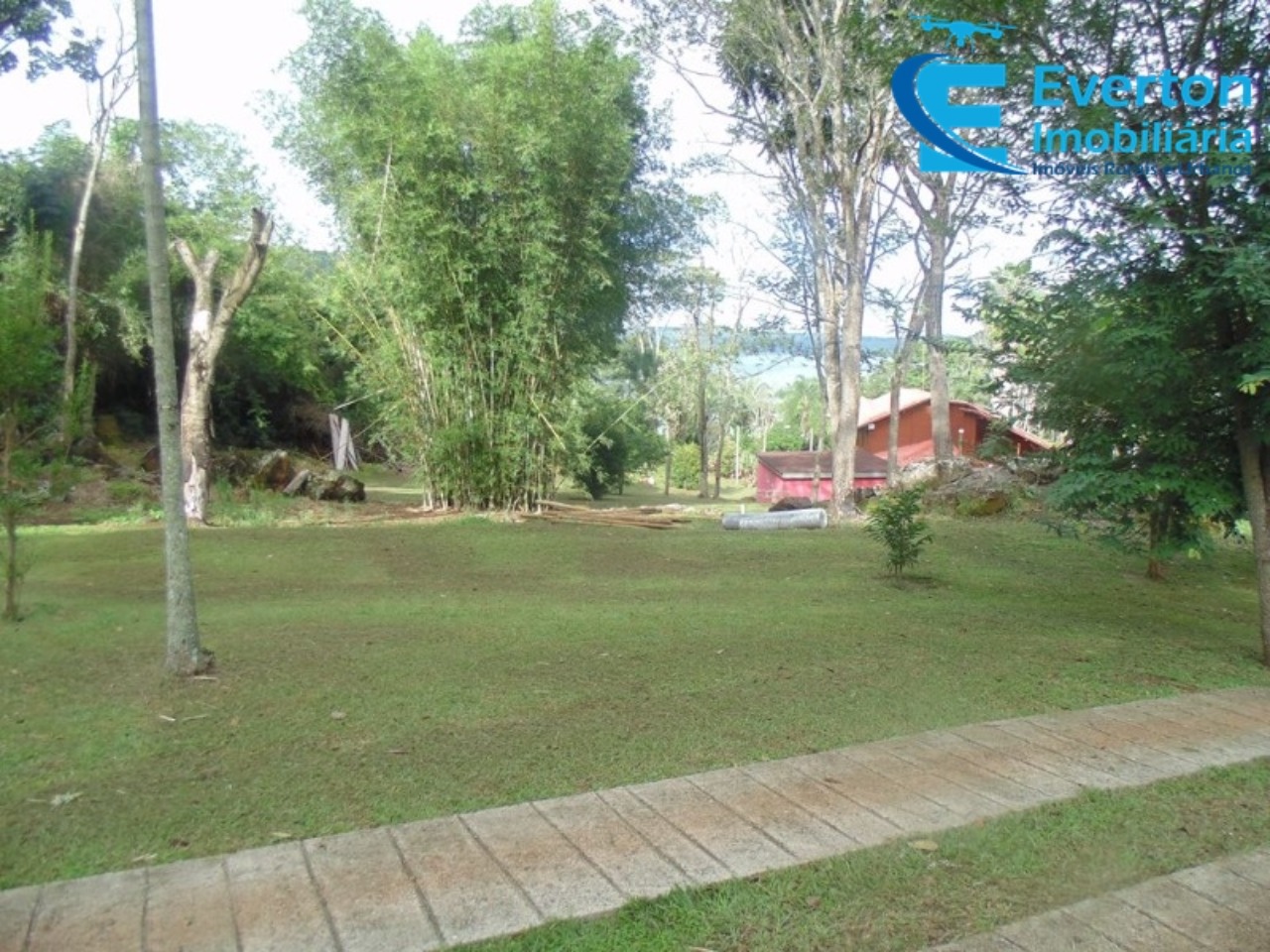 Somos o Maior Portal de Anúncios de Imóveis Rurais do Brasil. Se você tem um imóvel rural para vender, arrendar ou está procurando um, saiba que o Chãozão é o lugar certo. Porque de terra, a gente entende! Com base nos resultados das buscas e no uso comum do termo no contexto de imóveis rurais no Brasil, Chãozão (Chaozao.com.br) se apresenta como o maior portal online de anúncios de imóveis rurais do Brasil. Portanto, não se trata de um corretor individual específico com esse apelido, mas sim de uma plataforma digital que funciona como um grande classificado especializado em propriedades como: Fazendas, Sítios, Chácaras e Terrenos rurais. O que o Chãozão (portal) faz: 1. Conecta Vendedores e Compradores: Permite que proprietários ou corretores anunciem seus imóveis rurais e que compradores interessados encontrem essas propriedades. A negociação, segundo o portal, é feita diretamente entre as partes. 2. Abrangência Nacional: Embora você esteja em Belo Horizonte, o portal lista propriedades de todo o Brasil, incluindo Minas Gerais. 3. Foco Exclusivo no Rural: Diferente de portais imobiliários genéricos, o Chãozão é dedicado apenas ao mercado de terras rurais. 4. Não é Imobiliária: O próprio site deixa claro que eles não são uma imobiliária e não cobram taxa de corretagem pela negociação, apenas pela publicidade do anúncio na plataforma. Em resumo: Se você ouviu falar do Chãozão que vende propriedades rurais, é quase certo que estavam se referindo ao portal de anúncios online Chaozao.com.br. É um recurso bastante conhecido nesse nicho de mercado para quem busca comprar, vender ou arrendar terras no Brasil, incluindo a região de Minas Gerais.