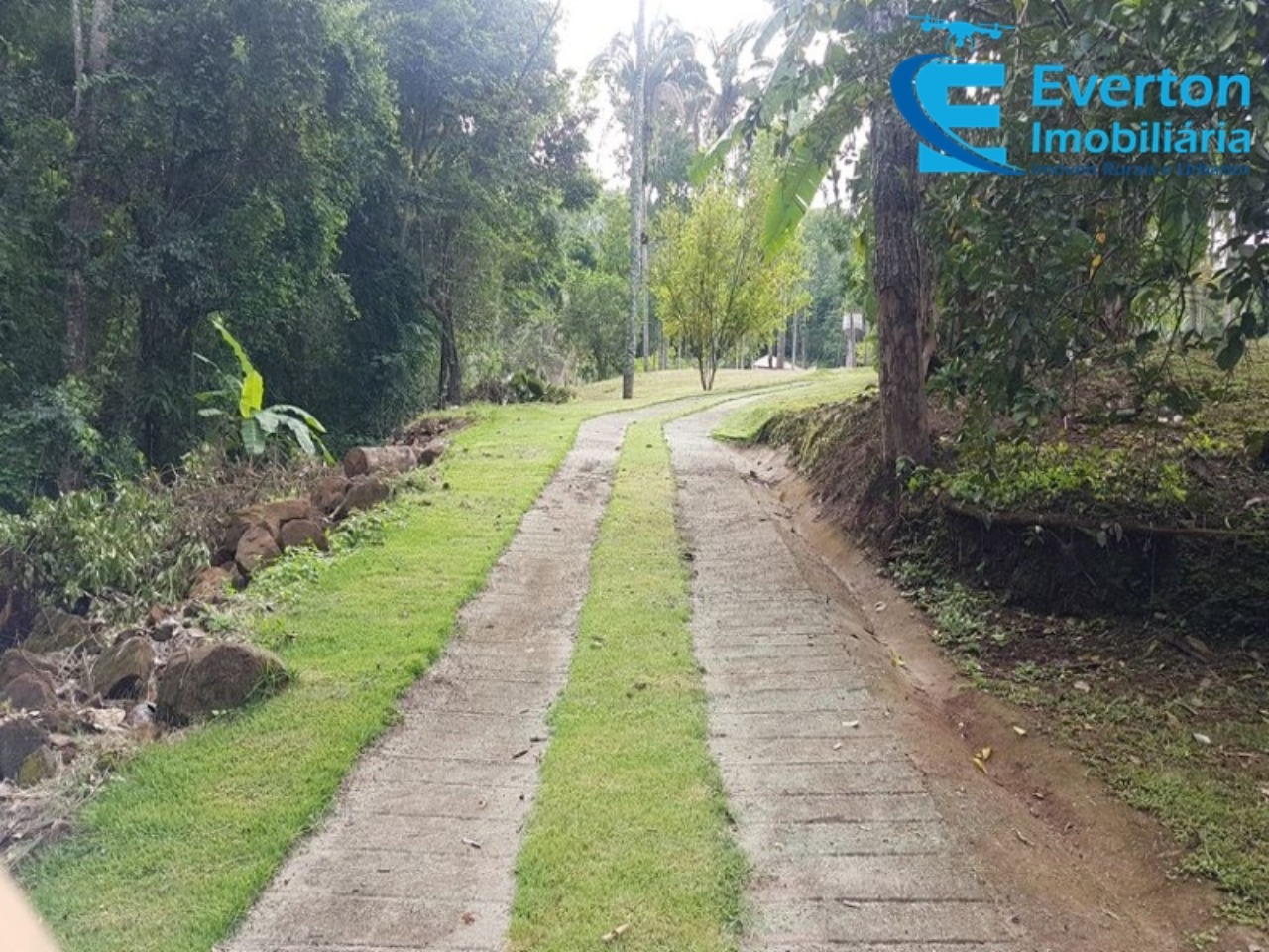 Somos o Maior Portal de Anúncios de Imóveis Rurais do Brasil. Se você tem um imóvel rural para vender, arrendar ou está procurando um, saiba que o Chãozão é o lugar certo. Porque de terra, a gente entende! Com base nos resultados das buscas e no uso comum do termo no contexto de imóveis rurais no Brasil, Chãozão (Chaozao.com.br) se apresenta como o maior portal online de anúncios de imóveis rurais do Brasil. Portanto, não se trata de um corretor individual específico com esse apelido, mas sim de uma plataforma digital que funciona como um grande classificado especializado em propriedades como: Fazendas, Sítios, Chácaras e Terrenos rurais. O que o Chãozão (portal) faz: 1. Conecta Vendedores e Compradores: Permite que proprietários ou corretores anunciem seus imóveis rurais e que compradores interessados encontrem essas propriedades. A negociação, segundo o portal, é feita diretamente entre as partes. 2. Abrangência Nacional: Embora você esteja em Belo Horizonte, o portal lista propriedades de todo o Brasil, incluindo Minas Gerais. 3. Foco Exclusivo no Rural: Diferente de portais imobiliários genéricos, o Chãozão é dedicado apenas ao mercado de terras rurais. 4. Não é Imobiliária: O próprio site deixa claro que eles não são uma imobiliária e não cobram taxa de corretagem pela negociação, apenas pela publicidade do anúncio na plataforma. Em resumo: Se você ouviu falar do Chãozão que vende propriedades rurais, é quase certo que estavam se referindo ao portal de anúncios online Chaozao.com.br. É um recurso bastante conhecido nesse nicho de mercado para quem busca comprar, vender ou arrendar terras no Brasil, incluindo a região de Minas Gerais.