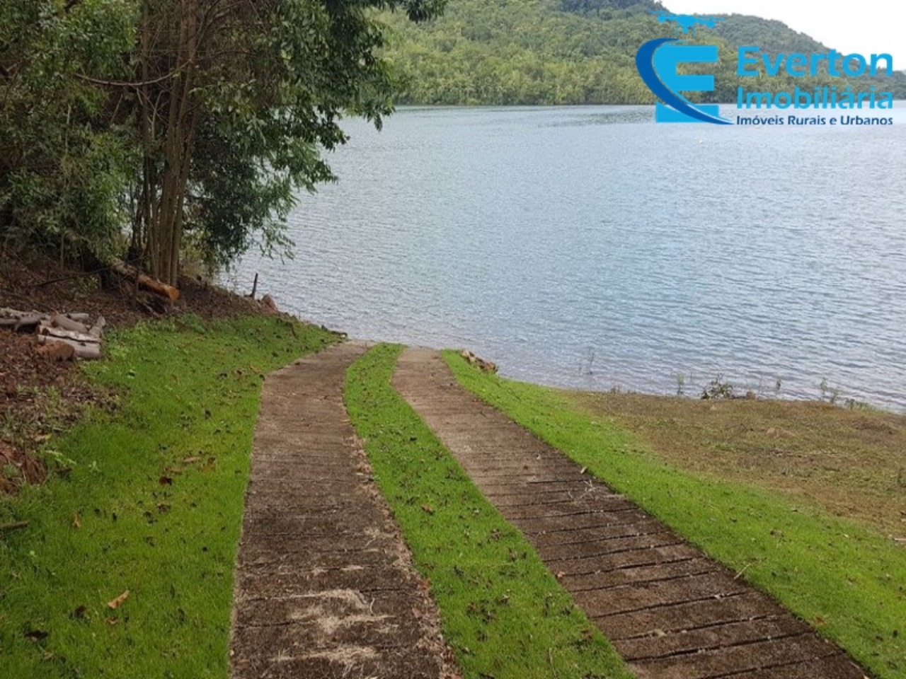 Somos o Maior Portal de Anúncios de Imóveis Rurais do Brasil. Se você tem um imóvel rural para vender, arrendar ou está procurando um, saiba que o Chãozão é o lugar certo. Porque de terra, a gente entende! Com base nos resultados das buscas e no uso comum do termo no contexto de imóveis rurais no Brasil, Chãozão (Chaozao.com.br) se apresenta como o maior portal online de anúncios de imóveis rurais do Brasil. Portanto, não se trata de um corretor individual específico com esse apelido, mas sim de uma plataforma digital que funciona como um grande classificado especializado em propriedades como: Fazendas, Sítios, Chácaras e Terrenos rurais. O que o Chãozão (portal) faz: 1. Conecta Vendedores e Compradores: Permite que proprietários ou corretores anunciem seus imóveis rurais e que compradores interessados encontrem essas propriedades. A negociação, segundo o portal, é feita diretamente entre as partes. 2. Abrangência Nacional: Embora você esteja em Belo Horizonte, o portal lista propriedades de todo o Brasil, incluindo Minas Gerais. 3. Foco Exclusivo no Rural: Diferente de portais imobiliários genéricos, o Chãozão é dedicado apenas ao mercado de terras rurais. 4. Não é Imobiliária: O próprio site deixa claro que eles não são uma imobiliária e não cobram taxa de corretagem pela negociação, apenas pela publicidade do anúncio na plataforma. Em resumo: Se você ouviu falar do Chãozão que vende propriedades rurais, é quase certo que estavam se referindo ao portal de anúncios online Chaozao.com.br. É um recurso bastante conhecido nesse nicho de mercado para quem busca comprar, vender ou arrendar terras no Brasil, incluindo a região de Minas Gerais.