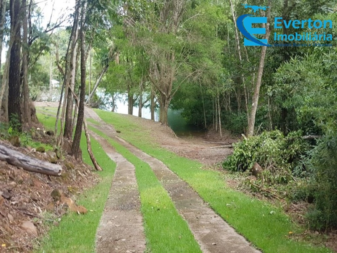 Somos o Maior Portal de Anúncios de Imóveis Rurais do Brasil. Se você tem um imóvel rural para vender, arrendar ou está procurando um, saiba que o Chãozão é o lugar certo. Porque de terra, a gente entende! Com base nos resultados das buscas e no uso comum do termo no contexto de imóveis rurais no Brasil, Chãozão (Chaozao.com.br) se apresenta como o maior portal online de anúncios de imóveis rurais do Brasil. Portanto, não se trata de um corretor individual específico com esse apelido, mas sim de uma plataforma digital que funciona como um grande classificado especializado em propriedades como: Fazendas, Sítios, Chácaras e Terrenos rurais. O que o Chãozão (portal) faz: 1. Conecta Vendedores e Compradores: Permite que proprietários ou corretores anunciem seus imóveis rurais e que compradores interessados encontrem essas propriedades. A negociação, segundo o portal, é feita diretamente entre as partes. 2. Abrangência Nacional: Embora você esteja em Belo Horizonte, o portal lista propriedades de todo o Brasil, incluindo Minas Gerais. 3. Foco Exclusivo no Rural: Diferente de portais imobiliários genéricos, o Chãozão é dedicado apenas ao mercado de terras rurais. 4. Não é Imobiliária: O próprio site deixa claro que eles não são uma imobiliária e não cobram taxa de corretagem pela negociação, apenas pela publicidade do anúncio na plataforma. Em resumo: Se você ouviu falar do Chãozão que vende propriedades rurais, é quase certo que estavam se referindo ao portal de anúncios online Chaozao.com.br. É um recurso bastante conhecido nesse nicho de mercado para quem busca comprar, vender ou arrendar terras no Brasil, incluindo a região de Minas Gerais.