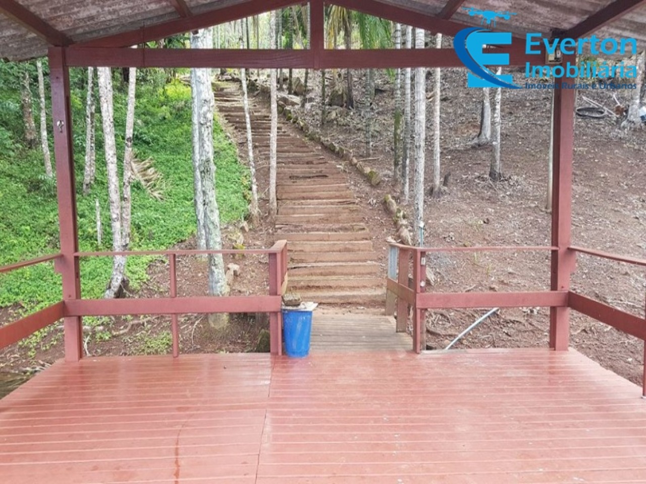 Somos o Maior Portal de Anúncios de Imóveis Rurais do Brasil. Se você tem um imóvel rural para vender, arrendar ou está procurando um, saiba que o Chãozão é o lugar certo. Porque de terra, a gente entende! Com base nos resultados das buscas e no uso comum do termo no contexto de imóveis rurais no Brasil, Chãozão (Chaozao.com.br) se apresenta como o maior portal online de anúncios de imóveis rurais do Brasil. Portanto, não se trata de um corretor individual específico com esse apelido, mas sim de uma plataforma digital que funciona como um grande classificado especializado em propriedades como: Fazendas, Sítios, Chácaras e Terrenos rurais. O que o Chãozão (portal) faz: 1. Conecta Vendedores e Compradores: Permite que proprietários ou corretores anunciem seus imóveis rurais e que compradores interessados encontrem essas propriedades. A negociação, segundo o portal, é feita diretamente entre as partes. 2. Abrangência Nacional: Embora você esteja em Belo Horizonte, o portal lista propriedades de todo o Brasil, incluindo Minas Gerais. 3. Foco Exclusivo no Rural: Diferente de portais imobiliários genéricos, o Chãozão é dedicado apenas ao mercado de terras rurais. 4. Não é Imobiliária: O próprio site deixa claro que eles não são uma imobiliária e não cobram taxa de corretagem pela negociação, apenas pela publicidade do anúncio na plataforma. Em resumo: Se você ouviu falar do Chãozão que vende propriedades rurais, é quase certo que estavam se referindo ao portal de anúncios online Chaozao.com.br. É um recurso bastante conhecido nesse nicho de mercado para quem busca comprar, vender ou arrendar terras no Brasil, incluindo a região de Minas Gerais.