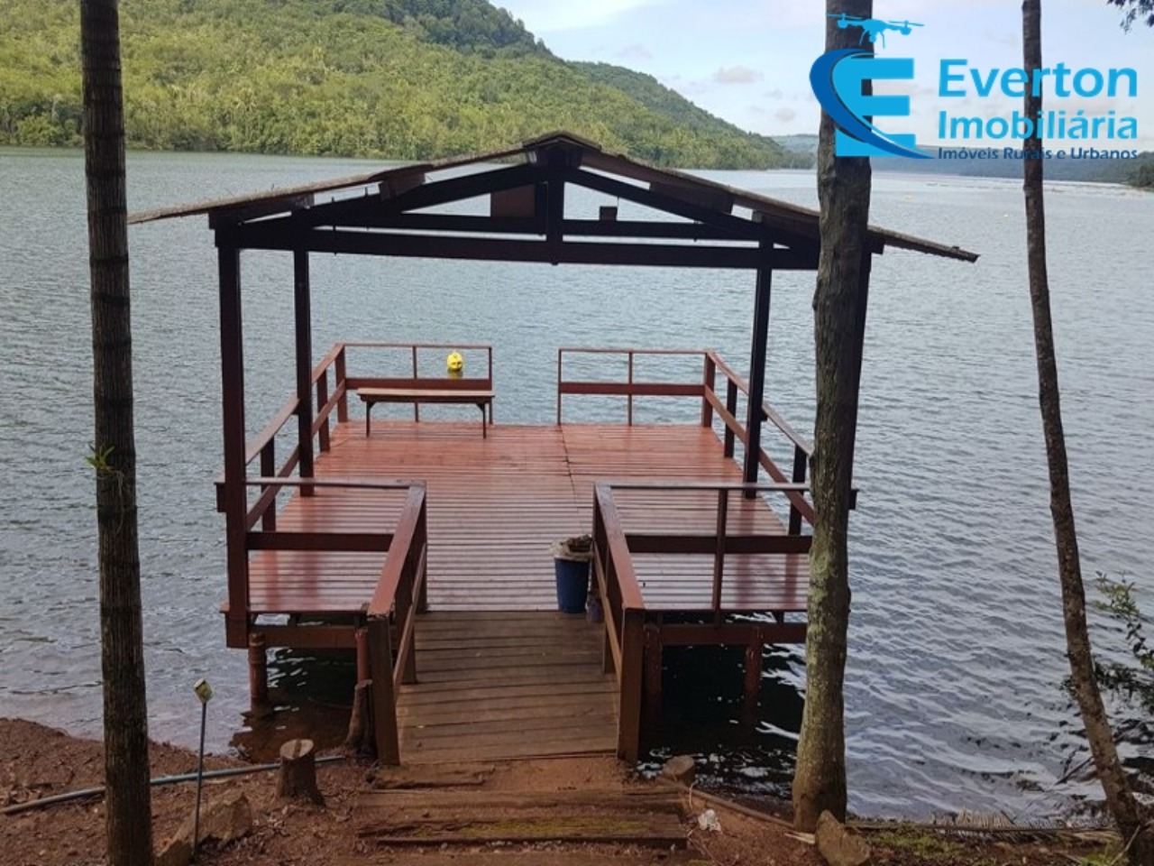 Somos o Maior Portal de Anúncios de Imóveis Rurais do Brasil. Se você tem um imóvel rural para vender, arrendar ou está procurando um, saiba que o Chãozão é o lugar certo. Porque de terra, a gente entende! Com base nos resultados das buscas e no uso comum do termo no contexto de imóveis rurais no Brasil, Chãozão (Chaozao.com.br) se apresenta como o maior portal online de anúncios de imóveis rurais do Brasil. Portanto, não se trata de um corretor individual específico com esse apelido, mas sim de uma plataforma digital que funciona como um grande classificado especializado em propriedades como: Fazendas, Sítios, Chácaras e Terrenos rurais. O que o Chãozão (portal) faz: 1. Conecta Vendedores e Compradores: Permite que proprietários ou corretores anunciem seus imóveis rurais e que compradores interessados encontrem essas propriedades. A negociação, segundo o portal, é feita diretamente entre as partes. 2. Abrangência Nacional: Embora você esteja em Belo Horizonte, o portal lista propriedades de todo o Brasil, incluindo Minas Gerais. 3. Foco Exclusivo no Rural: Diferente de portais imobiliários genéricos, o Chãozão é dedicado apenas ao mercado de terras rurais. 4. Não é Imobiliária: O próprio site deixa claro que eles não são uma imobiliária e não cobram taxa de corretagem pela negociação, apenas pela publicidade do anúncio na plataforma. Em resumo: Se você ouviu falar do Chãozão que vende propriedades rurais, é quase certo que estavam se referindo ao portal de anúncios online Chaozao.com.br. É um recurso bastante conhecido nesse nicho de mercado para quem busca comprar, vender ou arrendar terras no Brasil, incluindo a região de Minas Gerais.
