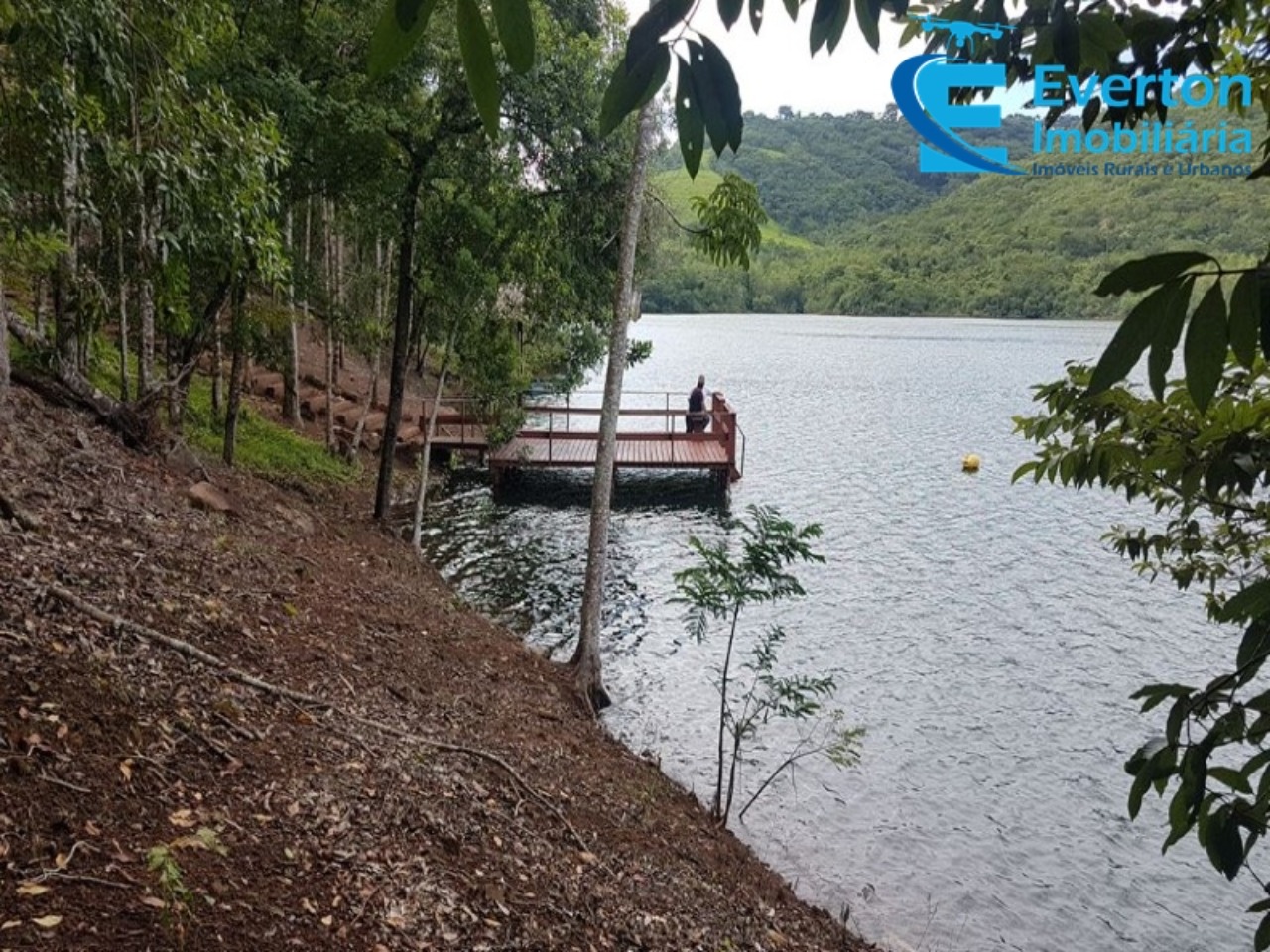 Somos o Maior Portal de Anúncios de Imóveis Rurais do Brasil. Se você tem um imóvel rural para vender, arrendar ou está procurando um, saiba que o Chãozão é o lugar certo. Porque de terra, a gente entende! Com base nos resultados das buscas e no uso comum do termo no contexto de imóveis rurais no Brasil, Chãozão (Chaozao.com.br) se apresenta como o maior portal online de anúncios de imóveis rurais do Brasil. Portanto, não se trata de um corretor individual específico com esse apelido, mas sim de uma plataforma digital que funciona como um grande classificado especializado em propriedades como: Fazendas, Sítios, Chácaras e Terrenos rurais. O que o Chãozão (portal) faz: 1. Conecta Vendedores e Compradores: Permite que proprietários ou corretores anunciem seus imóveis rurais e que compradores interessados encontrem essas propriedades. A negociação, segundo o portal, é feita diretamente entre as partes. 2. Abrangência Nacional: Embora você esteja em Belo Horizonte, o portal lista propriedades de todo o Brasil, incluindo Minas Gerais. 3. Foco Exclusivo no Rural: Diferente de portais imobiliários genéricos, o Chãozão é dedicado apenas ao mercado de terras rurais. 4. Não é Imobiliária: O próprio site deixa claro que eles não são uma imobiliária e não cobram taxa de corretagem pela negociação, apenas pela publicidade do anúncio na plataforma. Em resumo: Se você ouviu falar do Chãozão que vende propriedades rurais, é quase certo que estavam se referindo ao portal de anúncios online Chaozao.com.br. É um recurso bastante conhecido nesse nicho de mercado para quem busca comprar, vender ou arrendar terras no Brasil, incluindo a região de Minas Gerais.