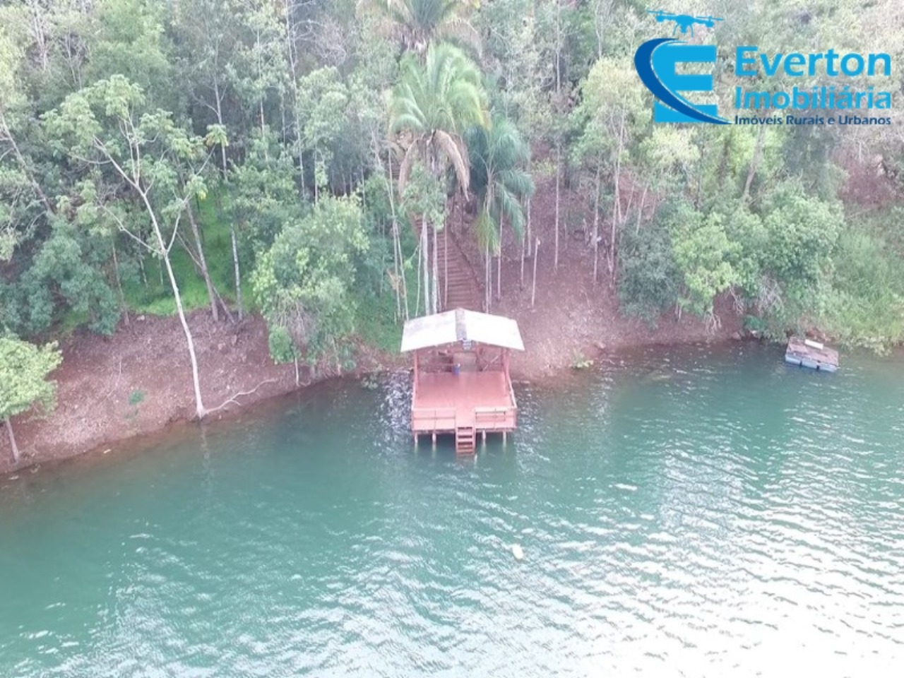 Somos o Maior Portal de Anúncios de Imóveis Rurais do Brasil. Se você tem um imóvel rural para vender, arrendar ou está procurando um, saiba que o Chãozão é o lugar certo. Porque de terra, a gente entende! Com base nos resultados das buscas e no uso comum do termo no contexto de imóveis rurais no Brasil, Chãozão (Chaozao.com.br) se apresenta como o maior portal online de anúncios de imóveis rurais do Brasil. Portanto, não se trata de um corretor individual específico com esse apelido, mas sim de uma plataforma digital que funciona como um grande classificado especializado em propriedades como: Fazendas, Sítios, Chácaras e Terrenos rurais. O que o Chãozão (portal) faz: 1. Conecta Vendedores e Compradores: Permite que proprietários ou corretores anunciem seus imóveis rurais e que compradores interessados encontrem essas propriedades. A negociação, segundo o portal, é feita diretamente entre as partes. 2. Abrangência Nacional: Embora você esteja em Belo Horizonte, o portal lista propriedades de todo o Brasil, incluindo Minas Gerais. 3. Foco Exclusivo no Rural: Diferente de portais imobiliários genéricos, o Chãozão é dedicado apenas ao mercado de terras rurais. 4. Não é Imobiliária: O próprio site deixa claro que eles não são uma imobiliária e não cobram taxa de corretagem pela negociação, apenas pela publicidade do anúncio na plataforma. Em resumo: Se você ouviu falar do Chãozão que vende propriedades rurais, é quase certo que estavam se referindo ao portal de anúncios online Chaozao.com.br. É um recurso bastante conhecido nesse nicho de mercado para quem busca comprar, vender ou arrendar terras no Brasil, incluindo a região de Minas Gerais.