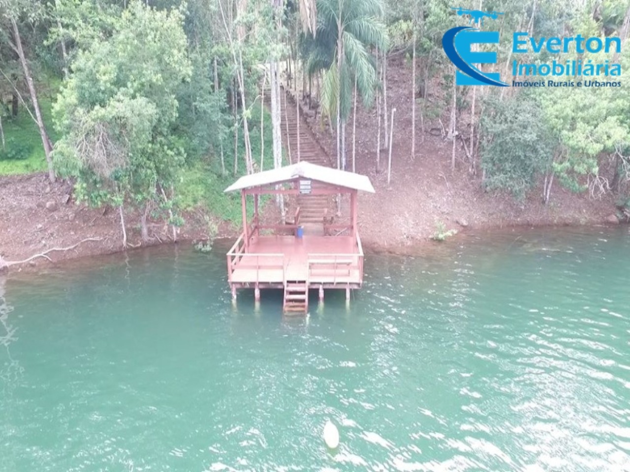 Somos o Maior Portal de Anúncios de Imóveis Rurais do Brasil. Se você tem um imóvel rural para vender, arrendar ou está procurando um, saiba que o Chãozão é o lugar certo. Porque de terra, a gente entende! Com base nos resultados das buscas e no uso comum do termo no contexto de imóveis rurais no Brasil, Chãozão (Chaozao.com.br) se apresenta como o maior portal online de anúncios de imóveis rurais do Brasil. Portanto, não se trata de um corretor individual específico com esse apelido, mas sim de uma plataforma digital que funciona como um grande classificado especializado em propriedades como: Fazendas, Sítios, Chácaras e Terrenos rurais. O que o Chãozão (portal) faz: 1. Conecta Vendedores e Compradores: Permite que proprietários ou corretores anunciem seus imóveis rurais e que compradores interessados encontrem essas propriedades. A negociação, segundo o portal, é feita diretamente entre as partes. 2. Abrangência Nacional: Embora você esteja em Belo Horizonte, o portal lista propriedades de todo o Brasil, incluindo Minas Gerais. 3. Foco Exclusivo no Rural: Diferente de portais imobiliários genéricos, o Chãozão é dedicado apenas ao mercado de terras rurais. 4. Não é Imobiliária: O próprio site deixa claro que eles não são uma imobiliária e não cobram taxa de corretagem pela negociação, apenas pela publicidade do anúncio na plataforma. Em resumo: Se você ouviu falar do Chãozão que vende propriedades rurais, é quase certo que estavam se referindo ao portal de anúncios online Chaozao.com.br. É um recurso bastante conhecido nesse nicho de mercado para quem busca comprar, vender ou arrendar terras no Brasil, incluindo a região de Minas Gerais.