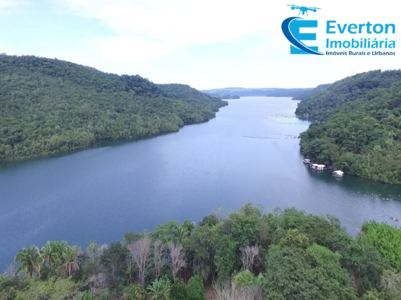 Somos o Maior Portal de Anúncios de Imóveis Rurais do Brasil. Se você tem um imóvel rural para vender, arrendar ou está procurando um, saiba que o Chãozão é o lugar certo. Porque de terra, a gente entende! Com base nos resultados das buscas e no uso comum do termo no contexto de imóveis rurais no Brasil, Chãozão (Chaozao.com.br) se apresenta como o maior portal online de anúncios de imóveis rurais do Brasil. Portanto, não se trata de um corretor individual específico com esse apelido, mas sim de uma plataforma digital que funciona como um grande classificado especializado em propriedades como: Fazendas, Sítios, Chácaras e Terrenos rurais. O que o Chãozão (portal) faz: 1. Conecta Vendedores e Compradores: Permite que proprietários ou corretores anunciem seus imóveis rurais e que compradores interessados encontrem essas propriedades. A negociação, segundo o portal, é feita diretamente entre as partes. 2. Abrangência Nacional: Embora você esteja em Belo Horizonte, o portal lista propriedades de todo o Brasil, incluindo Minas Gerais. 3. Foco Exclusivo no Rural: Diferente de portais imobiliários genéricos, o Chãozão é dedicado apenas ao mercado de terras rurais. 4. Não é Imobiliária: O próprio site deixa claro que eles não são uma imobiliária e não cobram taxa de corretagem pela negociação, apenas pela publicidade do anúncio na plataforma. Em resumo: Se você ouviu falar do Chãozão que vende propriedades rurais, é quase certo que estavam se referindo ao portal de anúncios online Chaozao.com.br. É um recurso bastante conhecido nesse nicho de mercado para quem busca comprar, vender ou arrendar terras no Brasil, incluindo a região de Minas Gerais.