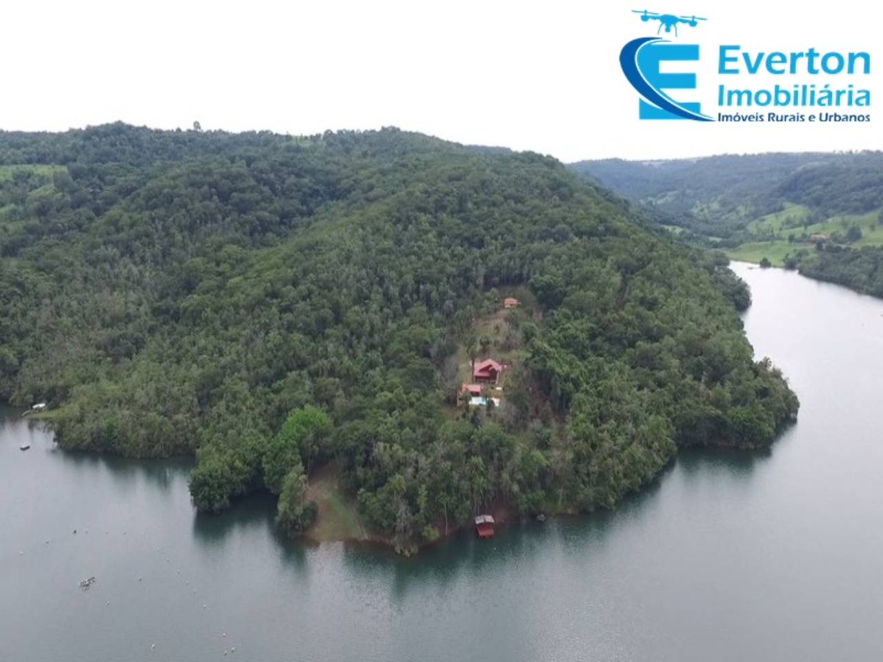 Somos o Maior Portal de Anúncios de Imóveis Rurais do Brasil. Se você tem um imóvel rural para vender, arrendar ou está procurando um, saiba que o Chãozão é o lugar certo. Porque de terra, a gente entende! Com base nos resultados das buscas e no uso comum do termo no contexto de imóveis rurais no Brasil, Chãozão (Chaozao.com.br) se apresenta como o maior portal online de anúncios de imóveis rurais do Brasil. Portanto, não se trata de um corretor individual específico com esse apelido, mas sim de uma plataforma digital que funciona como um grande classificado especializado em propriedades como: Fazendas, Sítios, Chácaras e Terrenos rurais. O que o Chãozão (portal) faz: 1. Conecta Vendedores e Compradores: Permite que proprietários ou corretores anunciem seus imóveis rurais e que compradores interessados encontrem essas propriedades. A negociação, segundo o portal, é feita diretamente entre as partes. 2. Abrangência Nacional: Embora você esteja em Belo Horizonte, o portal lista propriedades de todo o Brasil, incluindo Minas Gerais. 3. Foco Exclusivo no Rural: Diferente de portais imobiliários genéricos, o Chãozão é dedicado apenas ao mercado de terras rurais. 4. Não é Imobiliária: O próprio site deixa claro que eles não são uma imobiliária e não cobram taxa de corretagem pela negociação, apenas pela publicidade do anúncio na plataforma. Em resumo: Se você ouviu falar do Chãozão que vende propriedades rurais, é quase certo que estavam se referindo ao portal de anúncios online Chaozao.com.br. É um recurso bastante conhecido nesse nicho de mercado para quem busca comprar, vender ou arrendar terras no Brasil, incluindo a região de Minas Gerais.