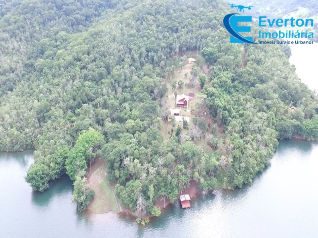 Somos o Maior Portal de Anúncios de Imóveis Rurais do Brasil. Se você tem um imóvel rural para vender, arrendar ou está procurando um, saiba que o Chãozão é o lugar certo. Porque de terra, a gente entende! Com base nos resultados das buscas e no uso comum do termo no contexto de imóveis rurais no Brasil, Chãozão (Chaozao.com.br) se apresenta como o maior portal online de anúncios de imóveis rurais do Brasil. Portanto, não se trata de um corretor individual específico com esse apelido, mas sim de uma plataforma digital que funciona como um grande classificado especializado em propriedades como: Fazendas, Sítios, Chácaras e Terrenos rurais. O que o Chãozão (portal) faz: 1. Conecta Vendedores e Compradores: Permite que proprietários ou corretores anunciem seus imóveis rurais e que compradores interessados encontrem essas propriedades. A negociação, segundo o portal, é feita diretamente entre as partes. 2. Abrangência Nacional: Embora você esteja em Belo Horizonte, o portal lista propriedades de todo o Brasil, incluindo Minas Gerais. 3. Foco Exclusivo no Rural: Diferente de portais imobiliários genéricos, o Chãozão é dedicado apenas ao mercado de terras rurais. 4. Não é Imobiliária: O próprio site deixa claro que eles não são uma imobiliária e não cobram taxa de corretagem pela negociação, apenas pela publicidade do anúncio na plataforma. Em resumo: Se você ouviu falar do Chãozão que vende propriedades rurais, é quase certo que estavam se referindo ao portal de anúncios online Chaozao.com.br. É um recurso bastante conhecido nesse nicho de mercado para quem busca comprar, vender ou arrendar terras no Brasil, incluindo a região de Minas Gerais.