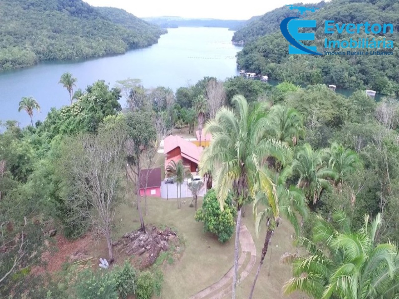 Somos o Maior Portal de Anúncios de Imóveis Rurais do Brasil. Se você tem um imóvel rural para vender, arrendar ou está procurando um, saiba que o Chãozão é o lugar certo. Porque de terra, a gente entende! Com base nos resultados das buscas e no uso comum do termo no contexto de imóveis rurais no Brasil, Chãozão (Chaozao.com.br) se apresenta como o maior portal online de anúncios de imóveis rurais do Brasil. Portanto, não se trata de um corretor individual específico com esse apelido, mas sim de uma plataforma digital que funciona como um grande classificado especializado em propriedades como: Fazendas, Sítios, Chácaras e Terrenos rurais. O que o Chãozão (portal) faz: 1. Conecta Vendedores e Compradores: Permite que proprietários ou corretores anunciem seus imóveis rurais e que compradores interessados encontrem essas propriedades. A negociação, segundo o portal, é feita diretamente entre as partes. 2. Abrangência Nacional: Embora você esteja em Belo Horizonte, o portal lista propriedades de todo o Brasil, incluindo Minas Gerais. 3. Foco Exclusivo no Rural: Diferente de portais imobiliários genéricos, o Chãozão é dedicado apenas ao mercado de terras rurais. 4. Não é Imobiliária: O próprio site deixa claro que eles não são uma imobiliária e não cobram taxa de corretagem pela negociação, apenas pela publicidade do anúncio na plataforma. Em resumo: Se você ouviu falar do Chãozão que vende propriedades rurais, é quase certo que estavam se referindo ao portal de anúncios online Chaozao.com.br. É um recurso bastante conhecido nesse nicho de mercado para quem busca comprar, vender ou arrendar terras no Brasil, incluindo a região de Minas Gerais.