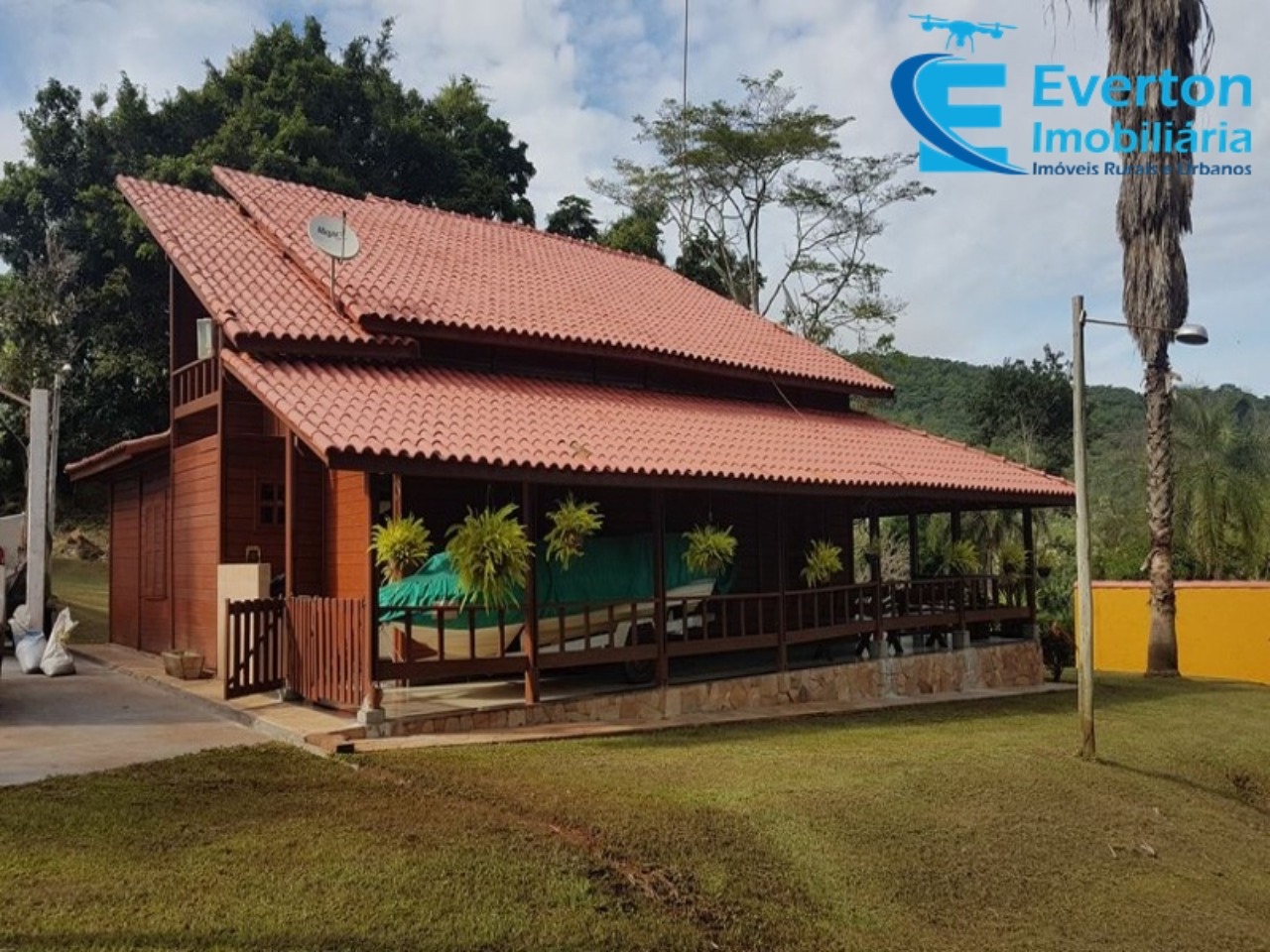 Somos o Maior Portal de Anúncios de Imóveis Rurais do Brasil. Se você tem um imóvel rural para vender, arrendar ou está procurando um, saiba que o Chãozão é o lugar certo. Porque de terra, a gente entende! Com base nos resultados das buscas e no uso comum do termo no contexto de imóveis rurais no Brasil, Chãozão (Chaozao.com.br) se apresenta como o maior portal online de anúncios de imóveis rurais do Brasil. Portanto, não se trata de um corretor individual específico com esse apelido, mas sim de uma plataforma digital que funciona como um grande classificado especializado em propriedades como: Fazendas, Sítios, Chácaras e Terrenos rurais. O que o Chãozão (portal) faz: 1. Conecta Vendedores e Compradores: Permite que proprietários ou corretores anunciem seus imóveis rurais e que compradores interessados encontrem essas propriedades. A negociação, segundo o portal, é feita diretamente entre as partes. 2. Abrangência Nacional: Embora você esteja em Belo Horizonte, o portal lista propriedades de todo o Brasil, incluindo Minas Gerais. 3. Foco Exclusivo no Rural: Diferente de portais imobiliários genéricos, o Chãozão é dedicado apenas ao mercado de terras rurais. 4. Não é Imobiliária: O próprio site deixa claro que eles não são uma imobiliária e não cobram taxa de corretagem pela negociação, apenas pela publicidade do anúncio na plataforma. Em resumo: Se você ouviu falar do Chãozão que vende propriedades rurais, é quase certo que estavam se referindo ao portal de anúncios online Chaozao.com.br. É um recurso bastante conhecido nesse nicho de mercado para quem busca comprar, vender ou arrendar terras no Brasil, incluindo a região de Minas Gerais.