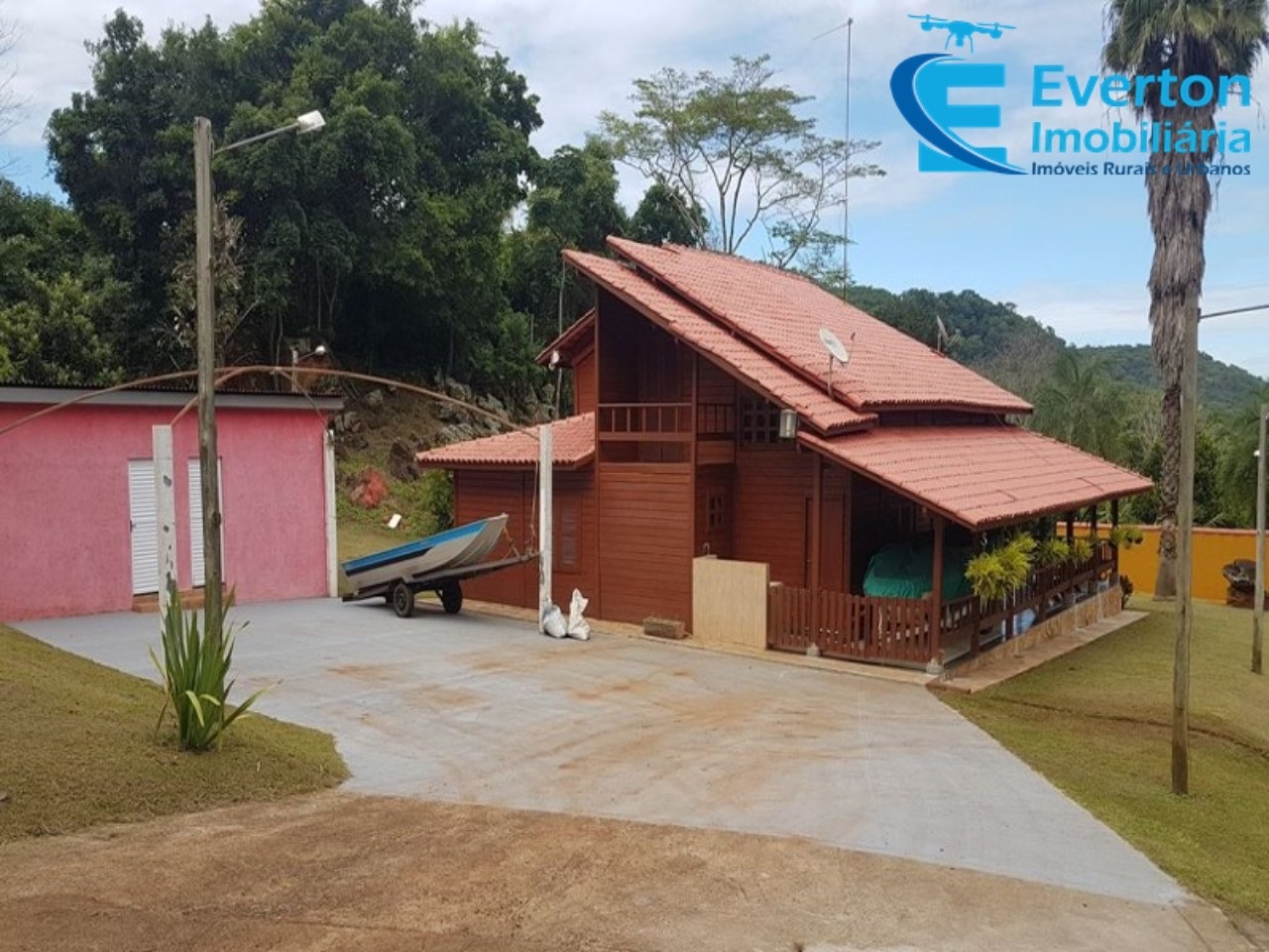 Somos o Maior Portal de Anúncios de Imóveis Rurais do Brasil. Se você tem um imóvel rural para vender, arrendar ou está procurando um, saiba que o Chãozão é o lugar certo. Porque de terra, a gente entende! Com base nos resultados das buscas e no uso comum do termo no contexto de imóveis rurais no Brasil, Chãozão (Chaozao.com.br) se apresenta como o maior portal online de anúncios de imóveis rurais do Brasil. Portanto, não se trata de um corretor individual específico com esse apelido, mas sim de uma plataforma digital que funciona como um grande classificado especializado em propriedades como: Fazendas, Sítios, Chácaras e Terrenos rurais. O que o Chãozão (portal) faz: 1. Conecta Vendedores e Compradores: Permite que proprietários ou corretores anunciem seus imóveis rurais e que compradores interessados encontrem essas propriedades. A negociação, segundo o portal, é feita diretamente entre as partes. 2. Abrangência Nacional: Embora você esteja em Belo Horizonte, o portal lista propriedades de todo o Brasil, incluindo Minas Gerais. 3. Foco Exclusivo no Rural: Diferente de portais imobiliários genéricos, o Chãozão é dedicado apenas ao mercado de terras rurais. 4. Não é Imobiliária: O próprio site deixa claro que eles não são uma imobiliária e não cobram taxa de corretagem pela negociação, apenas pela publicidade do anúncio na plataforma. Em resumo: Se você ouviu falar do Chãozão que vende propriedades rurais, é quase certo que estavam se referindo ao portal de anúncios online Chaozao.com.br. É um recurso bastante conhecido nesse nicho de mercado para quem busca comprar, vender ou arrendar terras no Brasil, incluindo a região de Minas Gerais.