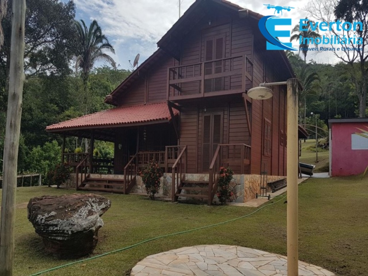 Somos o Maior Portal de Anúncios de Imóveis Rurais do Brasil. Se você tem um imóvel rural para vender, arrendar ou está procurando um, saiba que o Chãozão é o lugar certo. Porque de terra, a gente entende! Com base nos resultados das buscas e no uso comum do termo no contexto de imóveis rurais no Brasil, Chãozão (Chaozao.com.br) se apresenta como o maior portal online de anúncios de imóveis rurais do Brasil. Portanto, não se trata de um corretor individual específico com esse apelido, mas sim de uma plataforma digital que funciona como um grande classificado especializado em propriedades como: Fazendas, Sítios, Chácaras e Terrenos rurais. O que o Chãozão (portal) faz: 1. Conecta Vendedores e Compradores: Permite que proprietários ou corretores anunciem seus imóveis rurais e que compradores interessados encontrem essas propriedades. A negociação, segundo o portal, é feita diretamente entre as partes. 2. Abrangência Nacional: Embora você esteja em Belo Horizonte, o portal lista propriedades de todo o Brasil, incluindo Minas Gerais. 3. Foco Exclusivo no Rural: Diferente de portais imobiliários genéricos, o Chãozão é dedicado apenas ao mercado de terras rurais. 4. Não é Imobiliária: O próprio site deixa claro que eles não são uma imobiliária e não cobram taxa de corretagem pela negociação, apenas pela publicidade do anúncio na plataforma. Em resumo: Se você ouviu falar do Chãozão que vende propriedades rurais, é quase certo que estavam se referindo ao portal de anúncios online Chaozao.com.br. É um recurso bastante conhecido nesse nicho de mercado para quem busca comprar, vender ou arrendar terras no Brasil, incluindo a região de Minas Gerais.