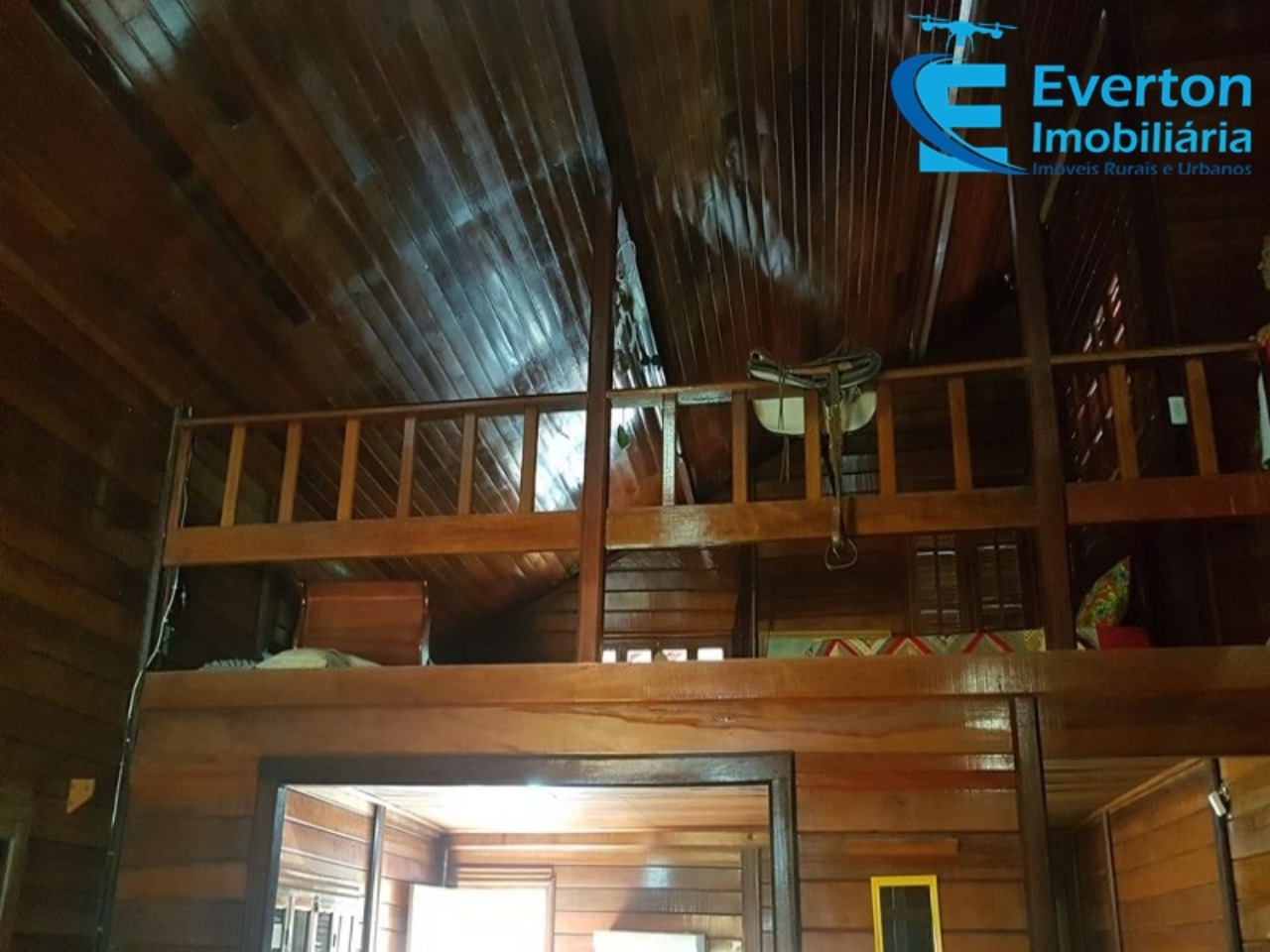 Somos o Maior Portal de Anúncios de Imóveis Rurais do Brasil. Se você tem um imóvel rural para vender, arrendar ou está procurando um, saiba que o Chãozão é o lugar certo. Porque de terra, a gente entende! Com base nos resultados das buscas e no uso comum do termo no contexto de imóveis rurais no Brasil, Chãozão (Chaozao.com.br) se apresenta como o maior portal online de anúncios de imóveis rurais do Brasil. Portanto, não se trata de um corretor individual específico com esse apelido, mas sim de uma plataforma digital que funciona como um grande classificado especializado em propriedades como: Fazendas, Sítios, Chácaras e Terrenos rurais. O que o Chãozão (portal) faz: 1. Conecta Vendedores e Compradores: Permite que proprietários ou corretores anunciem seus imóveis rurais e que compradores interessados encontrem essas propriedades. A negociação, segundo o portal, é feita diretamente entre as partes. 2. Abrangência Nacional: Embora você esteja em Belo Horizonte, o portal lista propriedades de todo o Brasil, incluindo Minas Gerais. 3. Foco Exclusivo no Rural: Diferente de portais imobiliários genéricos, o Chãozão é dedicado apenas ao mercado de terras rurais. 4. Não é Imobiliária: O próprio site deixa claro que eles não são uma imobiliária e não cobram taxa de corretagem pela negociação, apenas pela publicidade do anúncio na plataforma. Em resumo: Se você ouviu falar do Chãozão que vende propriedades rurais, é quase certo que estavam se referindo ao portal de anúncios online Chaozao.com.br. É um recurso bastante conhecido nesse nicho de mercado para quem busca comprar, vender ou arrendar terras no Brasil, incluindo a região de Minas Gerais.