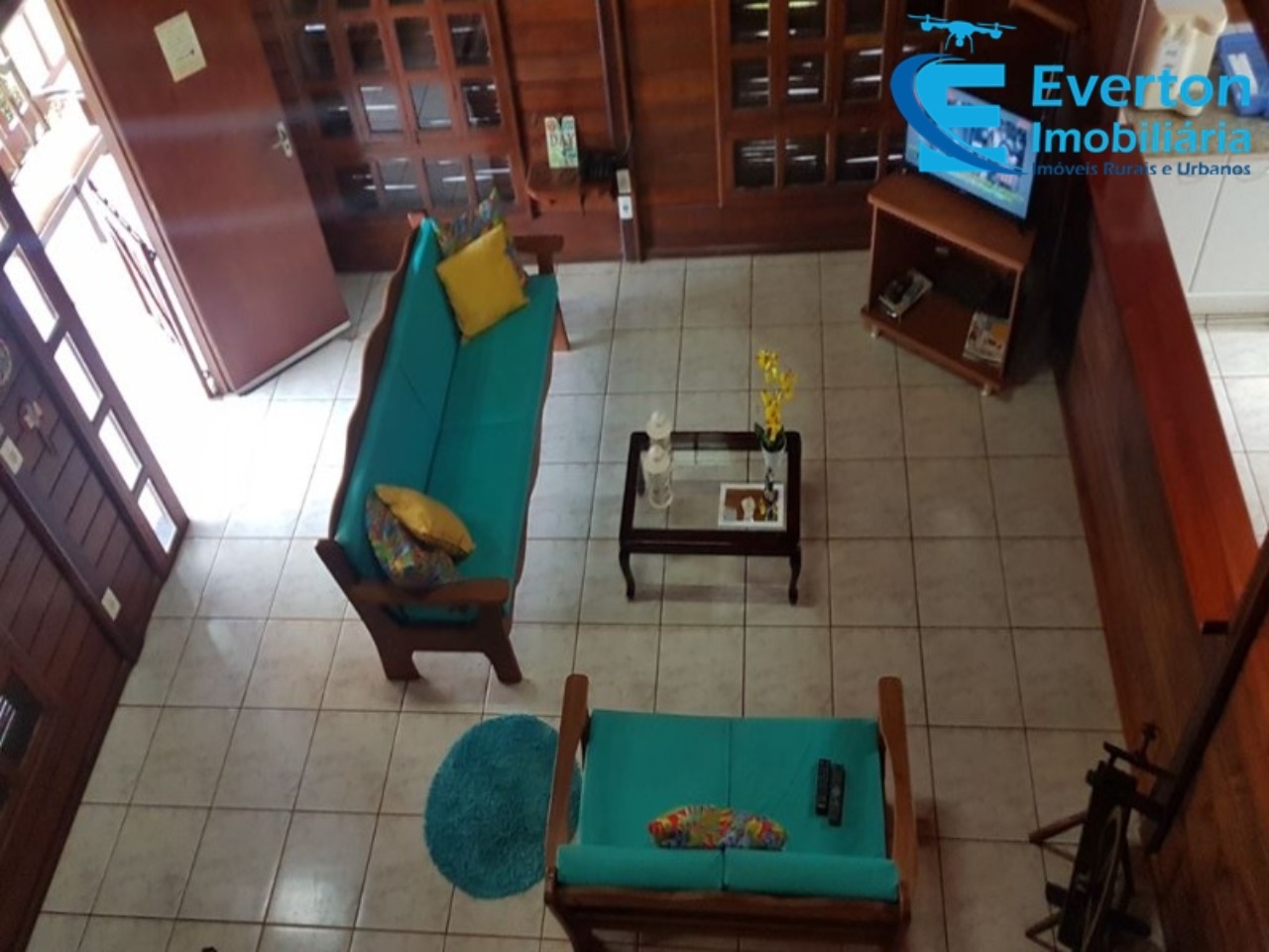 Somos o Maior Portal de Anúncios de Imóveis Rurais do Brasil. Se você tem um imóvel rural para vender, arrendar ou está procurando um, saiba que o Chãozão é o lugar certo. Porque de terra, a gente entende! Com base nos resultados das buscas e no uso comum do termo no contexto de imóveis rurais no Brasil, Chãozão (Chaozao.com.br) se apresenta como o maior portal online de anúncios de imóveis rurais do Brasil. Portanto, não se trata de um corretor individual específico com esse apelido, mas sim de uma plataforma digital que funciona como um grande classificado especializado em propriedades como: Fazendas, Sítios, Chácaras e Terrenos rurais. O que o Chãozão (portal) faz: 1. Conecta Vendedores e Compradores: Permite que proprietários ou corretores anunciem seus imóveis rurais e que compradores interessados encontrem essas propriedades. A negociação, segundo o portal, é feita diretamente entre as partes. 2. Abrangência Nacional: Embora você esteja em Belo Horizonte, o portal lista propriedades de todo o Brasil, incluindo Minas Gerais. 3. Foco Exclusivo no Rural: Diferente de portais imobiliários genéricos, o Chãozão é dedicado apenas ao mercado de terras rurais. 4. Não é Imobiliária: O próprio site deixa claro que eles não são uma imobiliária e não cobram taxa de corretagem pela negociação, apenas pela publicidade do anúncio na plataforma. Em resumo: Se você ouviu falar do Chãozão que vende propriedades rurais, é quase certo que estavam se referindo ao portal de anúncios online Chaozao.com.br. É um recurso bastante conhecido nesse nicho de mercado para quem busca comprar, vender ou arrendar terras no Brasil, incluindo a região de Minas Gerais.