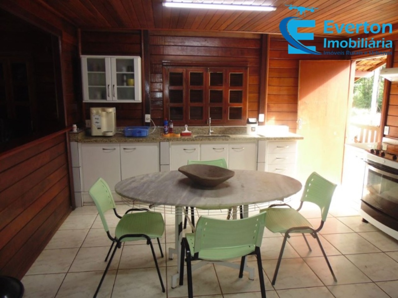 Somos o Maior Portal de Anúncios de Imóveis Rurais do Brasil. Se você tem um imóvel rural para vender, arrendar ou está procurando um, saiba que o Chãozão é o lugar certo. Porque de terra, a gente entende! Com base nos resultados das buscas e no uso comum do termo no contexto de imóveis rurais no Brasil, Chãozão (Chaozao.com.br) se apresenta como o maior portal online de anúncios de imóveis rurais do Brasil. Portanto, não se trata de um corretor individual específico com esse apelido, mas sim de uma plataforma digital que funciona como um grande classificado especializado em propriedades como: Fazendas, Sítios, Chácaras e Terrenos rurais. O que o Chãozão (portal) faz: 1. Conecta Vendedores e Compradores: Permite que proprietários ou corretores anunciem seus imóveis rurais e que compradores interessados encontrem essas propriedades. A negociação, segundo o portal, é feita diretamente entre as partes. 2. Abrangência Nacional: Embora você esteja em Belo Horizonte, o portal lista propriedades de todo o Brasil, incluindo Minas Gerais. 3. Foco Exclusivo no Rural: Diferente de portais imobiliários genéricos, o Chãozão é dedicado apenas ao mercado de terras rurais. 4. Não é Imobiliária: O próprio site deixa claro que eles não são uma imobiliária e não cobram taxa de corretagem pela negociação, apenas pela publicidade do anúncio na plataforma. Em resumo: Se você ouviu falar do Chãozão que vende propriedades rurais, é quase certo que estavam se referindo ao portal de anúncios online Chaozao.com.br. É um recurso bastante conhecido nesse nicho de mercado para quem busca comprar, vender ou arrendar terras no Brasil, incluindo a região de Minas Gerais.