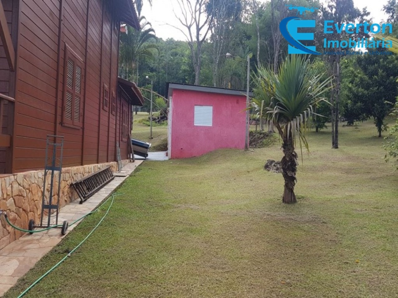 Somos o Maior Portal de Anúncios de Imóveis Rurais do Brasil. Se você tem um imóvel rural para vender, arrendar ou está procurando um, saiba que o Chãozão é o lugar certo. Porque de terra, a gente entende! Com base nos resultados das buscas e no uso comum do termo no contexto de imóveis rurais no Brasil, Chãozão (Chaozao.com.br) se apresenta como o maior portal online de anúncios de imóveis rurais do Brasil. Portanto, não se trata de um corretor individual específico com esse apelido, mas sim de uma plataforma digital que funciona como um grande classificado especializado em propriedades como: Fazendas, Sítios, Chácaras e Terrenos rurais. O que o Chãozão (portal) faz: 1. Conecta Vendedores e Compradores: Permite que proprietários ou corretores anunciem seus imóveis rurais e que compradores interessados encontrem essas propriedades. A negociação, segundo o portal, é feita diretamente entre as partes. 2. Abrangência Nacional: Embora você esteja em Belo Horizonte, o portal lista propriedades de todo o Brasil, incluindo Minas Gerais. 3. Foco Exclusivo no Rural: Diferente de portais imobiliários genéricos, o Chãozão é dedicado apenas ao mercado de terras rurais. 4. Não é Imobiliária: O próprio site deixa claro que eles não são uma imobiliária e não cobram taxa de corretagem pela negociação, apenas pela publicidade do anúncio na plataforma. Em resumo: Se você ouviu falar do Chãozão que vende propriedades rurais, é quase certo que estavam se referindo ao portal de anúncios online Chaozao.com.br. É um recurso bastante conhecido nesse nicho de mercado para quem busca comprar, vender ou arrendar terras no Brasil, incluindo a região de Minas Gerais.