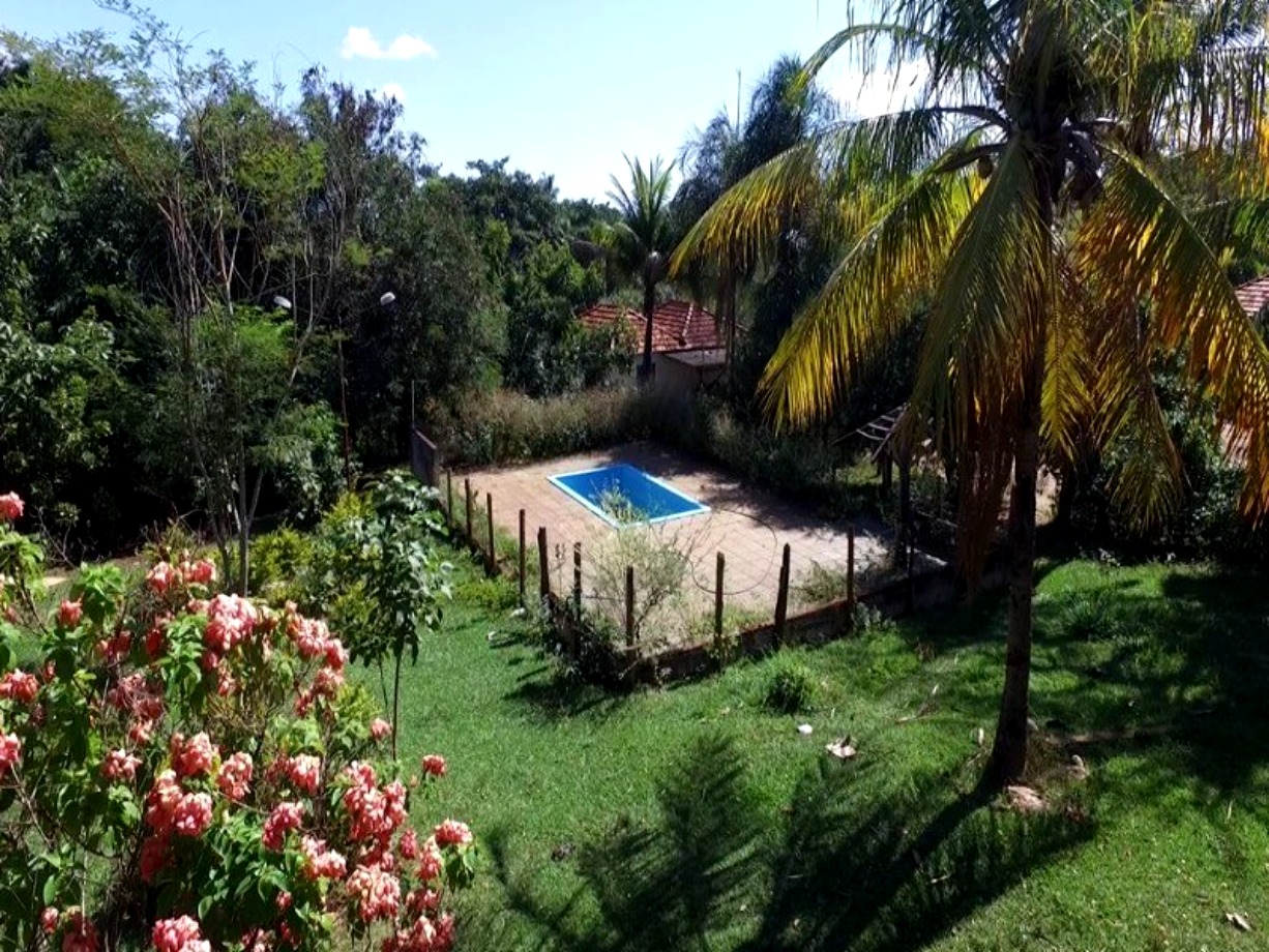 Somos o Maior Portal de Anúncios de Imóveis Rurais do Brasil. Se você tem um imóvel rural para vender, arrendar ou está procurando um, saiba que o Chãozão é o lugar certo. Porque de terra, a gente entende! Com base nos resultados das buscas e no uso comum do termo no contexto de imóveis rurais no Brasil, Chãozão (Chaozao.com.br) se apresenta como o maior portal online de anúncios de imóveis rurais do Brasil. Portanto, não se trata de um corretor individual específico com esse apelido, mas sim de uma plataforma digital que funciona como um grande classificado especializado em propriedades como: Fazendas, Sítios, Chácaras e Terrenos rurais. O que o Chãozão (portal) faz: 1. Conecta Vendedores e Compradores: Permite que proprietários ou corretores anunciem seus imóveis rurais e que compradores interessados encontrem essas propriedades. A negociação, segundo o portal, é feita diretamente entre as partes. 2. Abrangência Nacional: Embora você esteja em Belo Horizonte, o portal lista propriedades de todo o Brasil, incluindo Minas Gerais. 3. Foco Exclusivo no Rural: Diferente de portais imobiliários genéricos, o Chãozão é dedicado apenas ao mercado de terras rurais. 4. Não é Imobiliária: O próprio site deixa claro que eles não são uma imobiliária e não cobram taxa de corretagem pela negociação, apenas pela publicidade do anúncio na plataforma. Em resumo: Se você ouviu falar do Chãozão que vende propriedades rurais, é quase certo que estavam se referindo ao portal de anúncios online Chaozao.com.br. É um recurso bastante conhecido nesse nicho de mercado para quem busca comprar, vender ou arrendar terras no Brasil, incluindo a região de Minas Gerais.