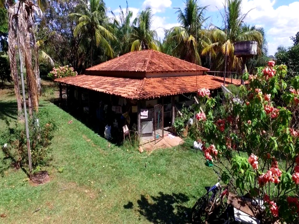 Somos o Maior Portal de Anúncios de Imóveis Rurais do Brasil. Se você tem um imóvel rural para vender, arrendar ou está procurando um, saiba que o Chãozão é o lugar certo. Porque de terra, a gente entende! Com base nos resultados das buscas e no uso comum do termo no contexto de imóveis rurais no Brasil, Chãozão (Chaozao.com.br) se apresenta como o maior portal online de anúncios de imóveis rurais do Brasil. Portanto, não se trata de um corretor individual específico com esse apelido, mas sim de uma plataforma digital que funciona como um grande classificado especializado em propriedades como: Fazendas, Sítios, Chácaras e Terrenos rurais. O que o Chãozão (portal) faz: 1. Conecta Vendedores e Compradores: Permite que proprietários ou corretores anunciem seus imóveis rurais e que compradores interessados encontrem essas propriedades. A negociação, segundo o portal, é feita diretamente entre as partes. 2. Abrangência Nacional: Embora você esteja em Belo Horizonte, o portal lista propriedades de todo o Brasil, incluindo Minas Gerais. 3. Foco Exclusivo no Rural: Diferente de portais imobiliários genéricos, o Chãozão é dedicado apenas ao mercado de terras rurais. 4. Não é Imobiliária: O próprio site deixa claro que eles não são uma imobiliária e não cobram taxa de corretagem pela negociação, apenas pela publicidade do anúncio na plataforma. Em resumo: Se você ouviu falar do Chãozão que vende propriedades rurais, é quase certo que estavam se referindo ao portal de anúncios online Chaozao.com.br. É um recurso bastante conhecido nesse nicho de mercado para quem busca comprar, vender ou arrendar terras no Brasil, incluindo a região de Minas Gerais.