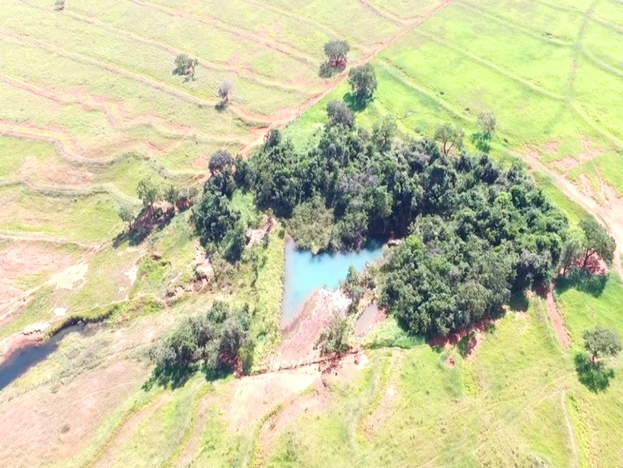 Somos o Maior Portal de Anúncios de Imóveis Rurais do Brasil. Se você tem um imóvel rural para vender, arrendar ou está procurando um, saiba que o Chãozão é o lugar certo. Porque de terra, a gente entende! Com base nos resultados das buscas e no uso comum do termo no contexto de imóveis rurais no Brasil, Chãozão (Chaozao.com.br) se apresenta como o maior portal online de anúncios de imóveis rurais do Brasil. Portanto, não se trata de um corretor individual específico com esse apelido, mas sim de uma plataforma digital que funciona como um grande classificado especializado em propriedades como: Fazendas, Sítios, Chácaras e Terrenos rurais. O que o Chãozão (portal) faz: 1. Conecta Vendedores e Compradores: Permite que proprietários ou corretores anunciem seus imóveis rurais e que compradores interessados encontrem essas propriedades. A negociação, segundo o portal, é feita diretamente entre as partes. 2. Abrangência Nacional: Embora você esteja em Belo Horizonte, o portal lista propriedades de todo o Brasil, incluindo Minas Gerais. 3. Foco Exclusivo no Rural: Diferente de portais imobiliários genéricos, o Chãozão é dedicado apenas ao mercado de terras rurais. 4. Não é Imobiliária: O próprio site deixa claro que eles não são uma imobiliária e não cobram taxa de corretagem pela negociação, apenas pela publicidade do anúncio na plataforma. Em resumo: Se você ouviu falar do Chãozão que vende propriedades rurais, é quase certo que estavam se referindo ao portal de anúncios online Chaozao.com.br. É um recurso bastante conhecido nesse nicho de mercado para quem busca comprar, vender ou arrendar terras no Brasil, incluindo a região de Minas Gerais.