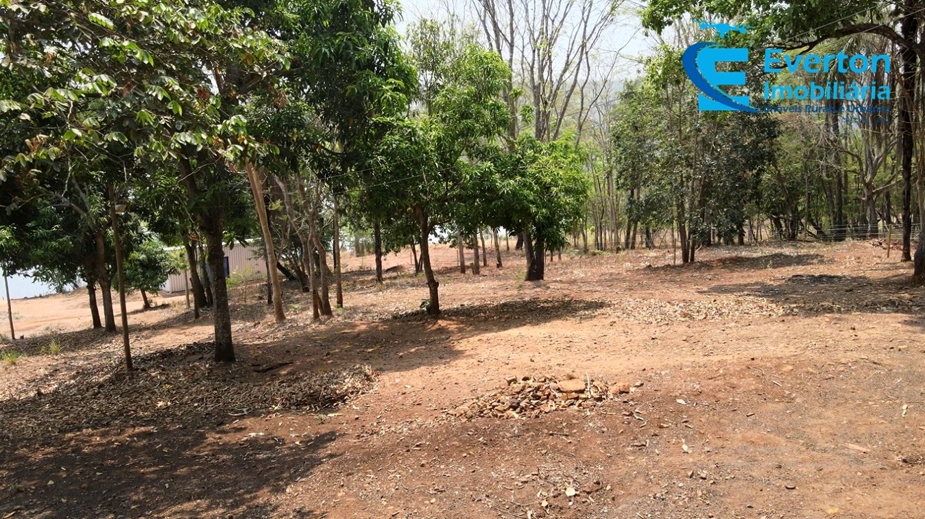 Somos o Maior Portal de Anúncios de Imóveis Rurais do Brasil. Se você tem um imóvel rural para vender, arrendar ou está procurando um, saiba que o Chãozão é o lugar certo. Porque de terra, a gente entende! Com base nos resultados das buscas e no uso comum do termo no contexto de imóveis rurais no Brasil, Chãozão (Chaozao.com.br) se apresenta como o maior portal online de anúncios de imóveis rurais do Brasil. Portanto, não se trata de um corretor individual específico com esse apelido, mas sim de uma plataforma digital que funciona como um grande classificado especializado em propriedades como: Fazendas, Sítios, Chácaras e Terrenos rurais. O que o Chãozão (portal) faz: 1. Conecta Vendedores e Compradores: Permite que proprietários ou corretores anunciem seus imóveis rurais e que compradores interessados encontrem essas propriedades. A negociação, segundo o portal, é feita diretamente entre as partes. 2. Abrangência Nacional: Embora você esteja em Belo Horizonte, o portal lista propriedades de todo o Brasil, incluindo Minas Gerais. 3. Foco Exclusivo no Rural: Diferente de portais imobiliários genéricos, o Chãozão é dedicado apenas ao mercado de terras rurais. 4. Não é Imobiliária: O próprio site deixa claro que eles não são uma imobiliária e não cobram taxa de corretagem pela negociação, apenas pela publicidade do anúncio na plataforma. Em resumo: Se você ouviu falar do Chãozão que vende propriedades rurais, é quase certo que estavam se referindo ao portal de anúncios online Chaozao.com.br. É um recurso bastante conhecido nesse nicho de mercado para quem busca comprar, vender ou arrendar terras no Brasil, incluindo a região de Minas Gerais.