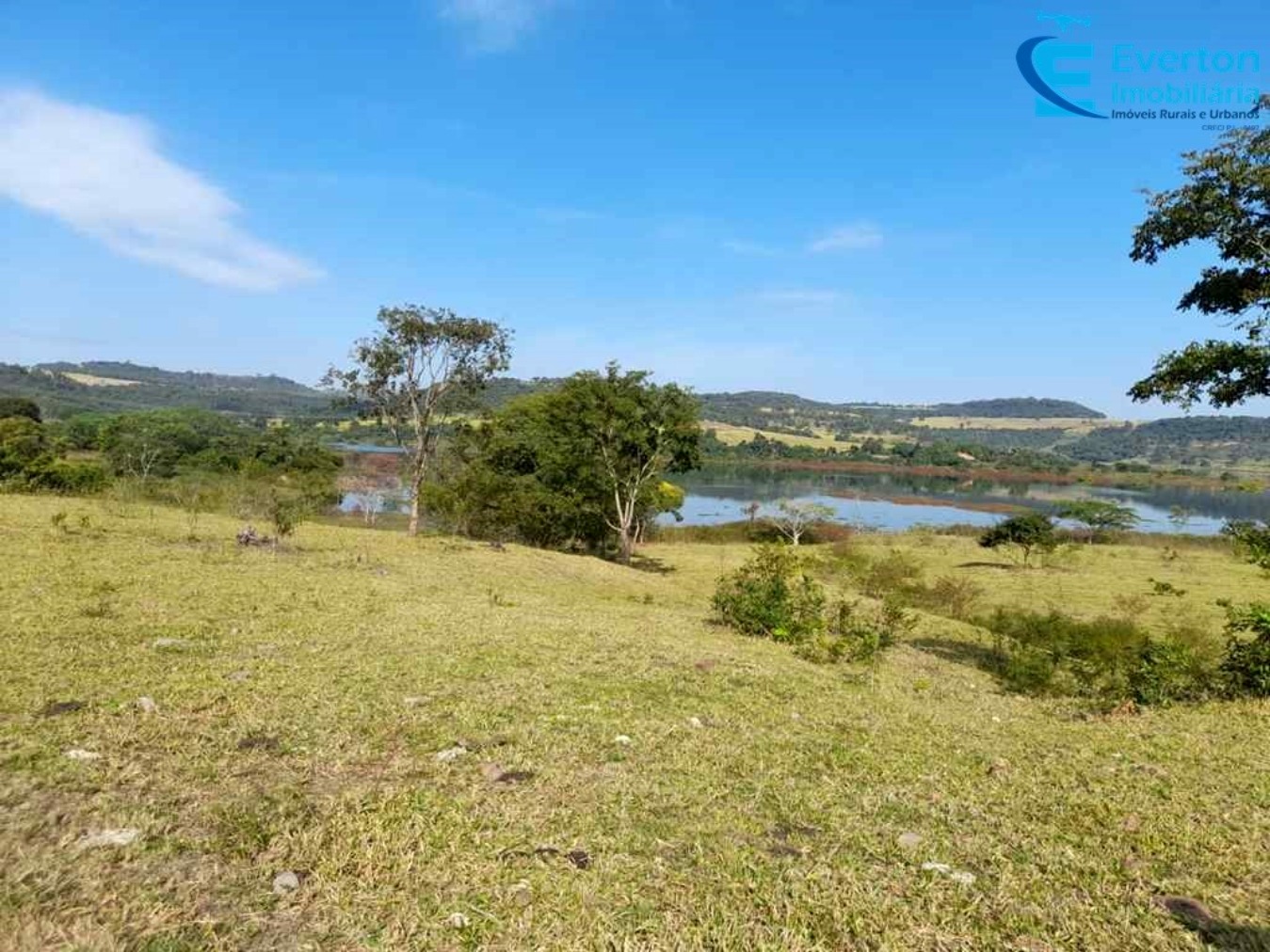 Somos o Maior Portal de Anúncios de Imóveis Rurais do Brasil. Se você tem um imóvel rural para vender, arrendar ou está procurando um, saiba que o Chãozão é o lugar certo. Porque de terra, a gente entende! Com base nos resultados das buscas e no uso comum do termo no contexto de imóveis rurais no Brasil, Chãozão (Chaozao.com.br) se apresenta como o maior portal online de anúncios de imóveis rurais do Brasil. Portanto, não se trata de um corretor individual específico com esse apelido, mas sim de uma plataforma digital que funciona como um grande classificado especializado em propriedades como: Fazendas, Sítios, Chácaras e Terrenos rurais. O que o Chãozão (portal) faz: 1. Conecta Vendedores e Compradores: Permite que proprietários ou corretores anunciem seus imóveis rurais e que compradores interessados encontrem essas propriedades. A negociação, segundo o portal, é feita diretamente entre as partes. 2. Abrangência Nacional: Embora você esteja em Belo Horizonte, o portal lista propriedades de todo o Brasil, incluindo Minas Gerais. 3. Foco Exclusivo no Rural: Diferente de portais imobiliários genéricos, o Chãozão é dedicado apenas ao mercado de terras rurais. 4. Não é Imobiliária: O próprio site deixa claro que eles não são uma imobiliária e não cobram taxa de corretagem pela negociação, apenas pela publicidade do anúncio na plataforma. Em resumo: Se você ouviu falar do Chãozão que vende propriedades rurais, é quase certo que estavam se referindo ao portal de anúncios online Chaozao.com.br. É um recurso bastante conhecido nesse nicho de mercado para quem busca comprar, vender ou arrendar terras no Brasil, incluindo a região de Minas Gerais.