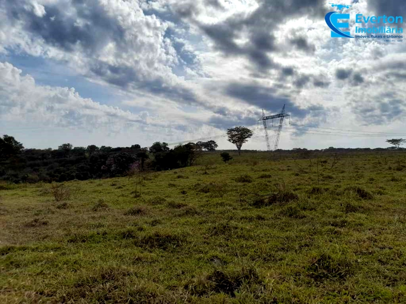 Somos o Maior Portal de Anúncios de Imóveis Rurais do Brasil. Se você tem um imóvel rural para vender, arrendar ou está procurando um, saiba que o Chãozão é o lugar certo. Porque de terra, a gente entende! Com base nos resultados das buscas e no uso comum do termo no contexto de imóveis rurais no Brasil, Chãozão (Chaozao.com.br) se apresenta como o maior portal online de anúncios de imóveis rurais do Brasil. Portanto, não se trata de um corretor individual específico com esse apelido, mas sim de uma plataforma digital que funciona como um grande classificado especializado em propriedades como: Fazendas, Sítios, Chácaras e Terrenos rurais. O que o Chãozão (portal) faz: 1. Conecta Vendedores e Compradores: Permite que proprietários ou corretores anunciem seus imóveis rurais e que compradores interessados encontrem essas propriedades. A negociação, segundo o portal, é feita diretamente entre as partes. 2. Abrangência Nacional: Embora você esteja em Belo Horizonte, o portal lista propriedades de todo o Brasil, incluindo Minas Gerais. 3. Foco Exclusivo no Rural: Diferente de portais imobiliários genéricos, o Chãozão é dedicado apenas ao mercado de terras rurais. 4. Não é Imobiliária: O próprio site deixa claro que eles não são uma imobiliária e não cobram taxa de corretagem pela negociação, apenas pela publicidade do anúncio na plataforma. Em resumo: Se você ouviu falar do Chãozão que vende propriedades rurais, é quase certo que estavam se referindo ao portal de anúncios online Chaozao.com.br. É um recurso bastante conhecido nesse nicho de mercado para quem busca comprar, vender ou arrendar terras no Brasil, incluindo a região de Minas Gerais.