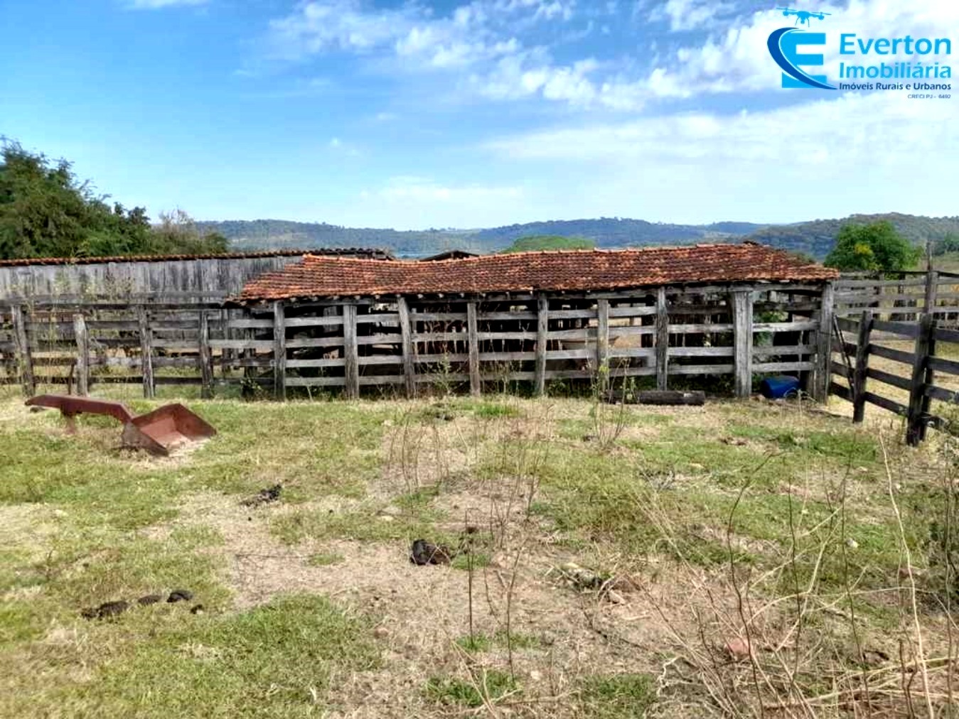 Somos o Maior Portal de Anúncios de Imóveis Rurais do Brasil. Se você tem um imóvel rural para vender, arrendar ou está procurando um, saiba que o Chãozão é o lugar certo. Porque de terra, a gente entende! Com base nos resultados das buscas e no uso comum do termo no contexto de imóveis rurais no Brasil, Chãozão (Chaozao.com.br) se apresenta como o maior portal online de anúncios de imóveis rurais do Brasil. Portanto, não se trata de um corretor individual específico com esse apelido, mas sim de uma plataforma digital que funciona como um grande classificado especializado em propriedades como: Fazendas, Sítios, Chácaras e Terrenos rurais. O que o Chãozão (portal) faz: 1. Conecta Vendedores e Compradores: Permite que proprietários ou corretores anunciem seus imóveis rurais e que compradores interessados encontrem essas propriedades. A negociação, segundo o portal, é feita diretamente entre as partes. 2. Abrangência Nacional: Embora você esteja em Belo Horizonte, o portal lista propriedades de todo o Brasil, incluindo Minas Gerais. 3. Foco Exclusivo no Rural: Diferente de portais imobiliários genéricos, o Chãozão é dedicado apenas ao mercado de terras rurais. 4. Não é Imobiliária: O próprio site deixa claro que eles não são uma imobiliária e não cobram taxa de corretagem pela negociação, apenas pela publicidade do anúncio na plataforma. Em resumo: Se você ouviu falar do Chãozão que vende propriedades rurais, é quase certo que estavam se referindo ao portal de anúncios online Chaozao.com.br. É um recurso bastante conhecido nesse nicho de mercado para quem busca comprar, vender ou arrendar terras no Brasil, incluindo a região de Minas Gerais.
