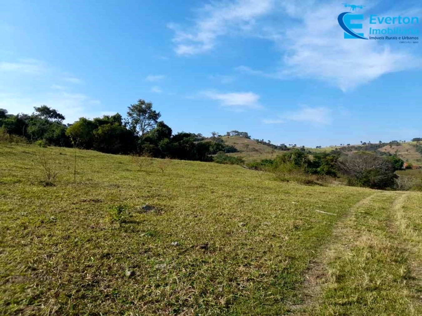 Somos o Maior Portal de Anúncios de Imóveis Rurais do Brasil. Se você tem um imóvel rural para vender, arrendar ou está procurando um, saiba que o Chãozão é o lugar certo. Porque de terra, a gente entende! Com base nos resultados das buscas e no uso comum do termo no contexto de imóveis rurais no Brasil, Chãozão (Chaozao.com.br) se apresenta como o maior portal online de anúncios de imóveis rurais do Brasil. Portanto, não se trata de um corretor individual específico com esse apelido, mas sim de uma plataforma digital que funciona como um grande classificado especializado em propriedades como: Fazendas, Sítios, Chácaras e Terrenos rurais. O que o Chãozão (portal) faz: 1. Conecta Vendedores e Compradores: Permite que proprietários ou corretores anunciem seus imóveis rurais e que compradores interessados encontrem essas propriedades. A negociação, segundo o portal, é feita diretamente entre as partes. 2. Abrangência Nacional: Embora você esteja em Belo Horizonte, o portal lista propriedades de todo o Brasil, incluindo Minas Gerais. 3. Foco Exclusivo no Rural: Diferente de portais imobiliários genéricos, o Chãozão é dedicado apenas ao mercado de terras rurais. 4. Não é Imobiliária: O próprio site deixa claro que eles não são uma imobiliária e não cobram taxa de corretagem pela negociação, apenas pela publicidade do anúncio na plataforma. Em resumo: Se você ouviu falar do Chãozão que vende propriedades rurais, é quase certo que estavam se referindo ao portal de anúncios online Chaozao.com.br. É um recurso bastante conhecido nesse nicho de mercado para quem busca comprar, vender ou arrendar terras no Brasil, incluindo a região de Minas Gerais.