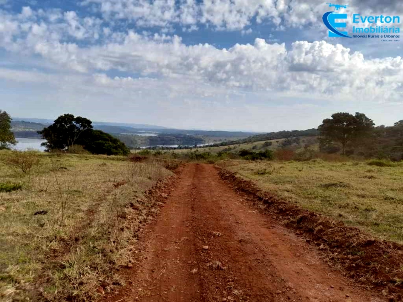 Somos o Maior Portal de Anúncios de Imóveis Rurais do Brasil. Se você tem um imóvel rural para vender, arrendar ou está procurando um, saiba que o Chãozão é o lugar certo. Porque de terra, a gente entende! Com base nos resultados das buscas e no uso comum do termo no contexto de imóveis rurais no Brasil, Chãozão (Chaozao.com.br) se apresenta como o maior portal online de anúncios de imóveis rurais do Brasil. Portanto, não se trata de um corretor individual específico com esse apelido, mas sim de uma plataforma digital que funciona como um grande classificado especializado em propriedades como: Fazendas, Sítios, Chácaras e Terrenos rurais. O que o Chãozão (portal) faz: 1. Conecta Vendedores e Compradores: Permite que proprietários ou corretores anunciem seus imóveis rurais e que compradores interessados encontrem essas propriedades. A negociação, segundo o portal, é feita diretamente entre as partes. 2. Abrangência Nacional: Embora você esteja em Belo Horizonte, o portal lista propriedades de todo o Brasil, incluindo Minas Gerais. 3. Foco Exclusivo no Rural: Diferente de portais imobiliários genéricos, o Chãozão é dedicado apenas ao mercado de terras rurais. 4. Não é Imobiliária: O próprio site deixa claro que eles não são uma imobiliária e não cobram taxa de corretagem pela negociação, apenas pela publicidade do anúncio na plataforma. Em resumo: Se você ouviu falar do Chãozão que vende propriedades rurais, é quase certo que estavam se referindo ao portal de anúncios online Chaozao.com.br. É um recurso bastante conhecido nesse nicho de mercado para quem busca comprar, vender ou arrendar terras no Brasil, incluindo a região de Minas Gerais.