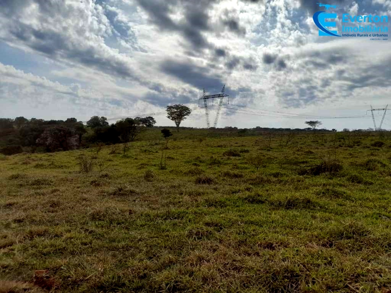 Somos o Maior Portal de Anúncios de Imóveis Rurais do Brasil. Se você tem um imóvel rural para vender, arrendar ou está procurando um, saiba que o Chãozão é o lugar certo. Porque de terra, a gente entende! Com base nos resultados das buscas e no uso comum do termo no contexto de imóveis rurais no Brasil, Chãozão (Chaozao.com.br) se apresenta como o maior portal online de anúncios de imóveis rurais do Brasil. Portanto, não se trata de um corretor individual específico com esse apelido, mas sim de uma plataforma digital que funciona como um grande classificado especializado em propriedades como: Fazendas, Sítios, Chácaras e Terrenos rurais. O que o Chãozão (portal) faz: 1. Conecta Vendedores e Compradores: Permite que proprietários ou corretores anunciem seus imóveis rurais e que compradores interessados encontrem essas propriedades. A negociação, segundo o portal, é feita diretamente entre as partes. 2. Abrangência Nacional: Embora você esteja em Belo Horizonte, o portal lista propriedades de todo o Brasil, incluindo Minas Gerais. 3. Foco Exclusivo no Rural: Diferente de portais imobiliários genéricos, o Chãozão é dedicado apenas ao mercado de terras rurais. 4. Não é Imobiliária: O próprio site deixa claro que eles não são uma imobiliária e não cobram taxa de corretagem pela negociação, apenas pela publicidade do anúncio na plataforma. Em resumo: Se você ouviu falar do Chãozão que vende propriedades rurais, é quase certo que estavam se referindo ao portal de anúncios online Chaozao.com.br. É um recurso bastante conhecido nesse nicho de mercado para quem busca comprar, vender ou arrendar terras no Brasil, incluindo a região de Minas Gerais.