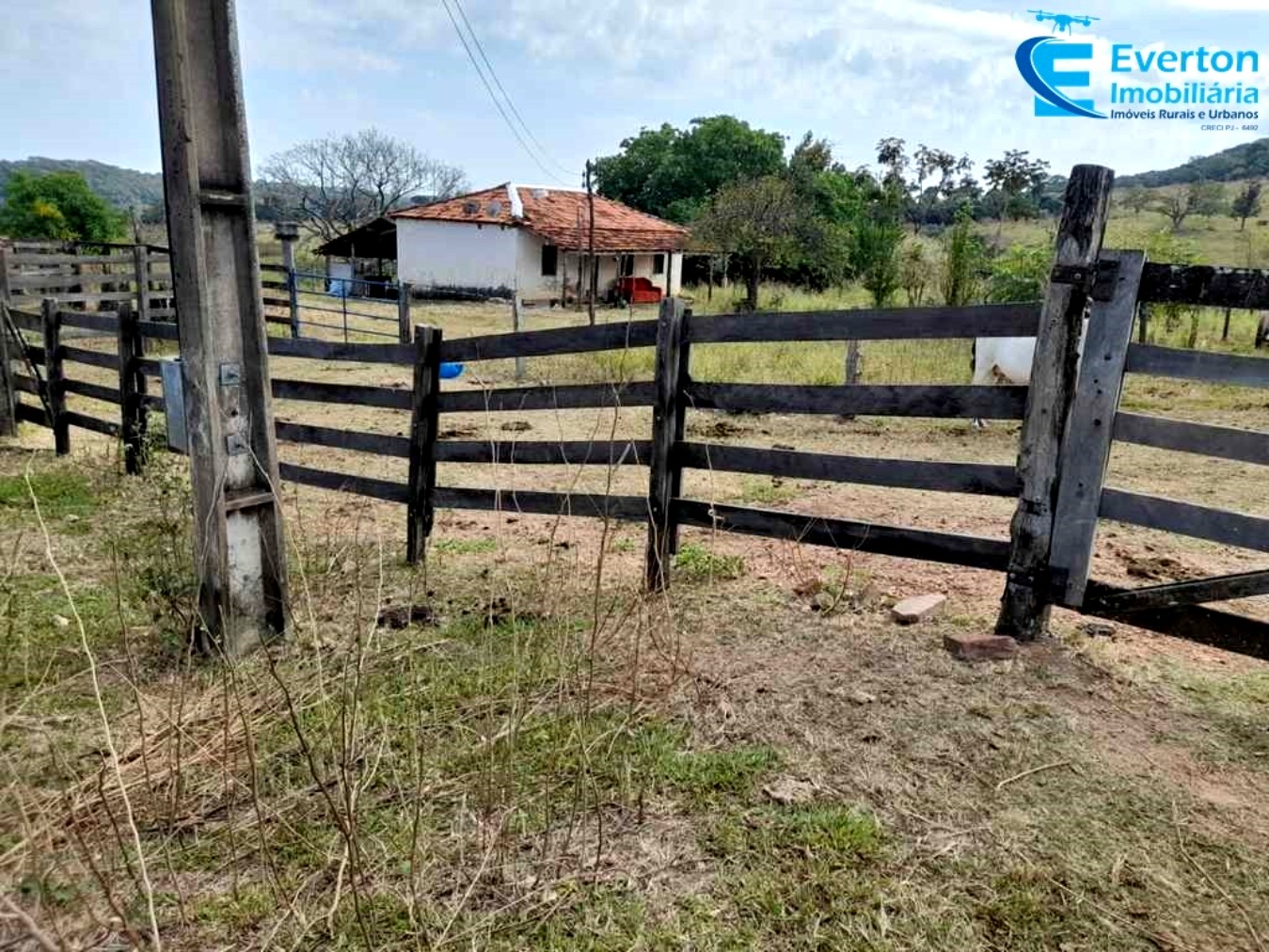 Somos o Maior Portal de Anúncios de Imóveis Rurais do Brasil. Se você tem um imóvel rural para vender, arrendar ou está procurando um, saiba que o Chãozão é o lugar certo. Porque de terra, a gente entende! Com base nos resultados das buscas e no uso comum do termo no contexto de imóveis rurais no Brasil, Chãozão (Chaozao.com.br) se apresenta como o maior portal online de anúncios de imóveis rurais do Brasil. Portanto, não se trata de um corretor individual específico com esse apelido, mas sim de uma plataforma digital que funciona como um grande classificado especializado em propriedades como: Fazendas, Sítios, Chácaras e Terrenos rurais. O que o Chãozão (portal) faz: 1. Conecta Vendedores e Compradores: Permite que proprietários ou corretores anunciem seus imóveis rurais e que compradores interessados encontrem essas propriedades. A negociação, segundo o portal, é feita diretamente entre as partes. 2. Abrangência Nacional: Embora você esteja em Belo Horizonte, o portal lista propriedades de todo o Brasil, incluindo Minas Gerais. 3. Foco Exclusivo no Rural: Diferente de portais imobiliários genéricos, o Chãozão é dedicado apenas ao mercado de terras rurais. 4. Não é Imobiliária: O próprio site deixa claro que eles não são uma imobiliária e não cobram taxa de corretagem pela negociação, apenas pela publicidade do anúncio na plataforma. Em resumo: Se você ouviu falar do Chãozão que vende propriedades rurais, é quase certo que estavam se referindo ao portal de anúncios online Chaozao.com.br. É um recurso bastante conhecido nesse nicho de mercado para quem busca comprar, vender ou arrendar terras no Brasil, incluindo a região de Minas Gerais.
