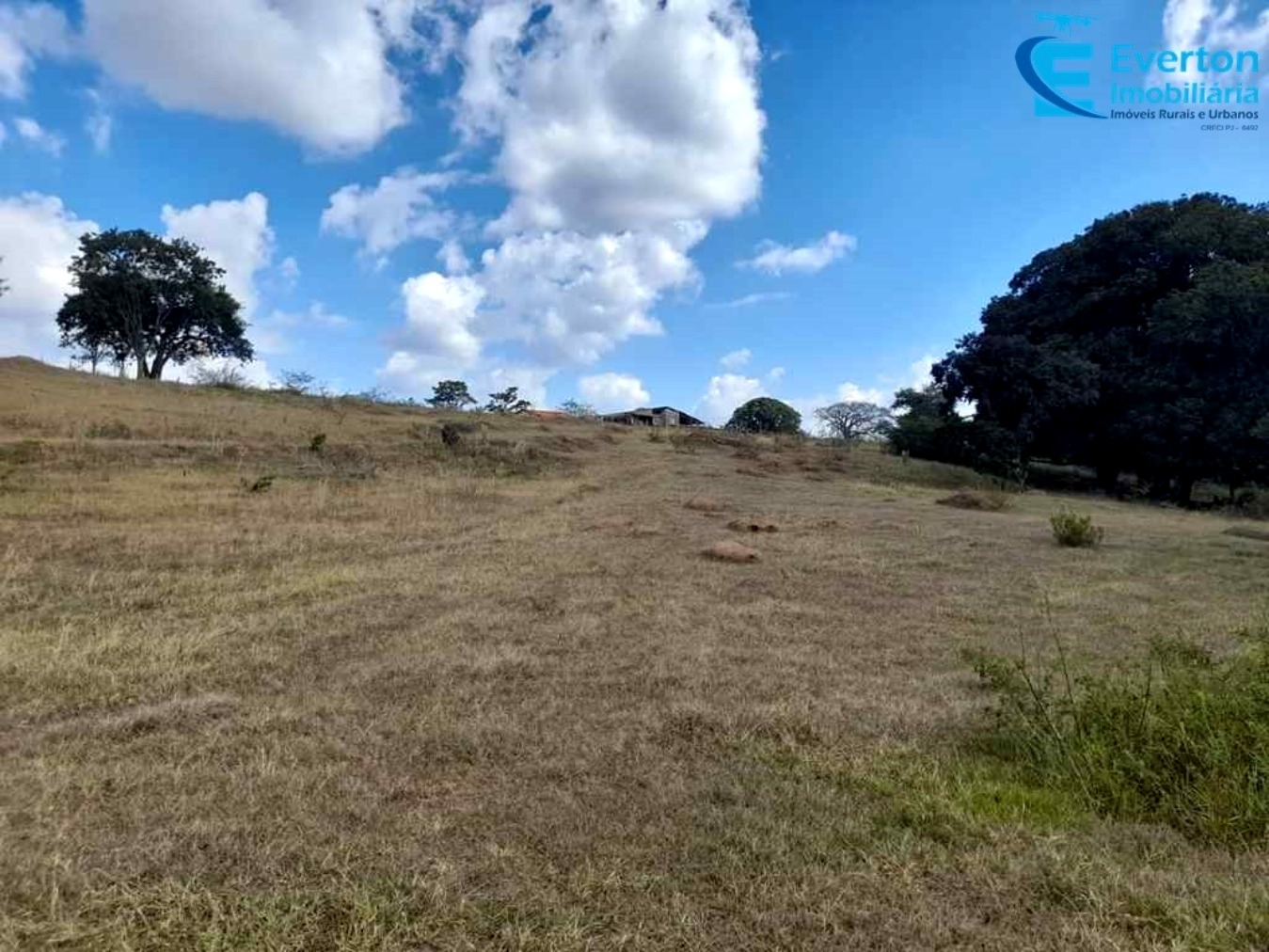 Somos o Maior Portal de Anúncios de Imóveis Rurais do Brasil. Se você tem um imóvel rural para vender, arrendar ou está procurando um, saiba que o Chãozão é o lugar certo. Porque de terra, a gente entende! Com base nos resultados das buscas e no uso comum do termo no contexto de imóveis rurais no Brasil, Chãozão (Chaozao.com.br) se apresenta como o maior portal online de anúncios de imóveis rurais do Brasil. Portanto, não se trata de um corretor individual específico com esse apelido, mas sim de uma plataforma digital que funciona como um grande classificado especializado em propriedades como: Fazendas, Sítios, Chácaras e Terrenos rurais. O que o Chãozão (portal) faz: 1. Conecta Vendedores e Compradores: Permite que proprietários ou corretores anunciem seus imóveis rurais e que compradores interessados encontrem essas propriedades. A negociação, segundo o portal, é feita diretamente entre as partes. 2. Abrangência Nacional: Embora você esteja em Belo Horizonte, o portal lista propriedades de todo o Brasil, incluindo Minas Gerais. 3. Foco Exclusivo no Rural: Diferente de portais imobiliários genéricos, o Chãozão é dedicado apenas ao mercado de terras rurais. 4. Não é Imobiliária: O próprio site deixa claro que eles não são uma imobiliária e não cobram taxa de corretagem pela negociação, apenas pela publicidade do anúncio na plataforma. Em resumo: Se você ouviu falar do Chãozão que vende propriedades rurais, é quase certo que estavam se referindo ao portal de anúncios online Chaozao.com.br. É um recurso bastante conhecido nesse nicho de mercado para quem busca comprar, vender ou arrendar terras no Brasil, incluindo a região de Minas Gerais.