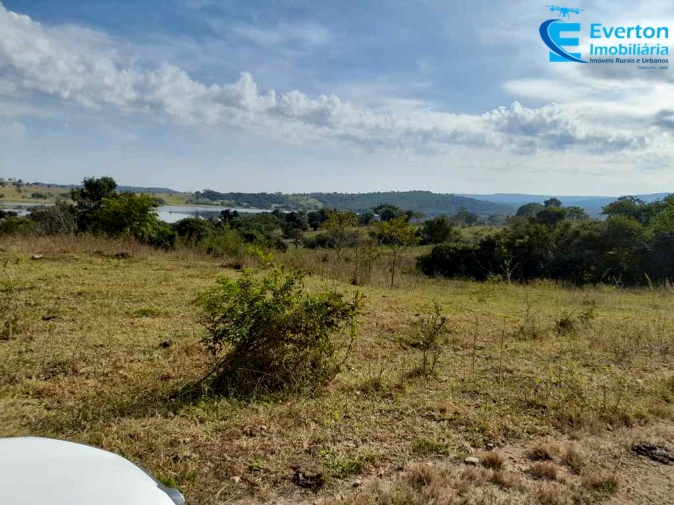 Somos o Maior Portal de Anúncios de Imóveis Rurais do Brasil. Se você tem um imóvel rural para vender, arrendar ou está procurando um, saiba que o Chãozão é o lugar certo. Porque de terra, a gente entende! Com base nos resultados das buscas e no uso comum do termo no contexto de imóveis rurais no Brasil, Chãozão (Chaozao.com.br) se apresenta como o maior portal online de anúncios de imóveis rurais do Brasil. Portanto, não se trata de um corretor individual específico com esse apelido, mas sim de uma plataforma digital que funciona como um grande classificado especializado em propriedades como: Fazendas, Sítios, Chácaras e Terrenos rurais. O que o Chãozão (portal) faz: 1. Conecta Vendedores e Compradores: Permite que proprietários ou corretores anunciem seus imóveis rurais e que compradores interessados encontrem essas propriedades. A negociação, segundo o portal, é feita diretamente entre as partes. 2. Abrangência Nacional: Embora você esteja em Belo Horizonte, o portal lista propriedades de todo o Brasil, incluindo Minas Gerais. 3. Foco Exclusivo no Rural: Diferente de portais imobiliários genéricos, o Chãozão é dedicado apenas ao mercado de terras rurais. 4. Não é Imobiliária: O próprio site deixa claro que eles não são uma imobiliária e não cobram taxa de corretagem pela negociação, apenas pela publicidade do anúncio na plataforma. Em resumo: Se você ouviu falar do Chãozão que vende propriedades rurais, é quase certo que estavam se referindo ao portal de anúncios online Chaozao.com.br. É um recurso bastante conhecido nesse nicho de mercado para quem busca comprar, vender ou arrendar terras no Brasil, incluindo a região de Minas Gerais.
