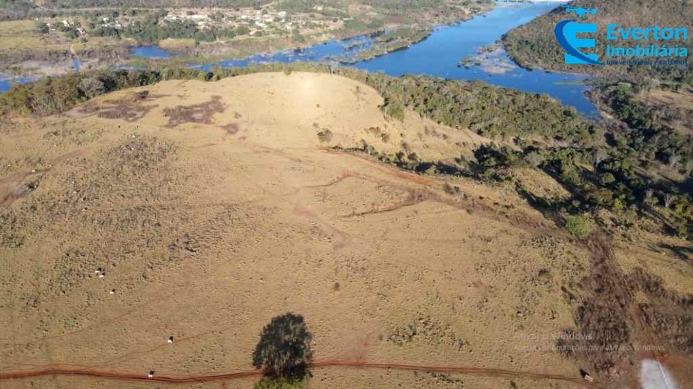 Somos o Maior Portal de Anúncios de Imóveis Rurais do Brasil. Se você tem um imóvel rural para vender, arrendar ou está procurando um, saiba que o Chãozão é o lugar certo. Porque de terra, a gente entende! Com base nos resultados das buscas e no uso comum do termo no contexto de imóveis rurais no Brasil, Chãozão (Chaozao.com.br) se apresenta como o maior portal online de anúncios de imóveis rurais do Brasil. Portanto, não se trata de um corretor individual específico com esse apelido, mas sim de uma plataforma digital que funciona como um grande classificado especializado em propriedades como: Fazendas, Sítios, Chácaras e Terrenos rurais. O que o Chãozão (portal) faz: 1. Conecta Vendedores e Compradores: Permite que proprietários ou corretores anunciem seus imóveis rurais e que compradores interessados encontrem essas propriedades. A negociação, segundo o portal, é feita diretamente entre as partes. 2. Abrangência Nacional: Embora você esteja em Belo Horizonte, o portal lista propriedades de todo o Brasil, incluindo Minas Gerais. 3. Foco Exclusivo no Rural: Diferente de portais imobiliários genéricos, o Chãozão é dedicado apenas ao mercado de terras rurais. 4. Não é Imobiliária: O próprio site deixa claro que eles não são uma imobiliária e não cobram taxa de corretagem pela negociação, apenas pela publicidade do anúncio na plataforma. Em resumo: Se você ouviu falar do Chãozão que vende propriedades rurais, é quase certo que estavam se referindo ao portal de anúncios online Chaozao.com.br. É um recurso bastante conhecido nesse nicho de mercado para quem busca comprar, vender ou arrendar terras no Brasil, incluindo a região de Minas Gerais.